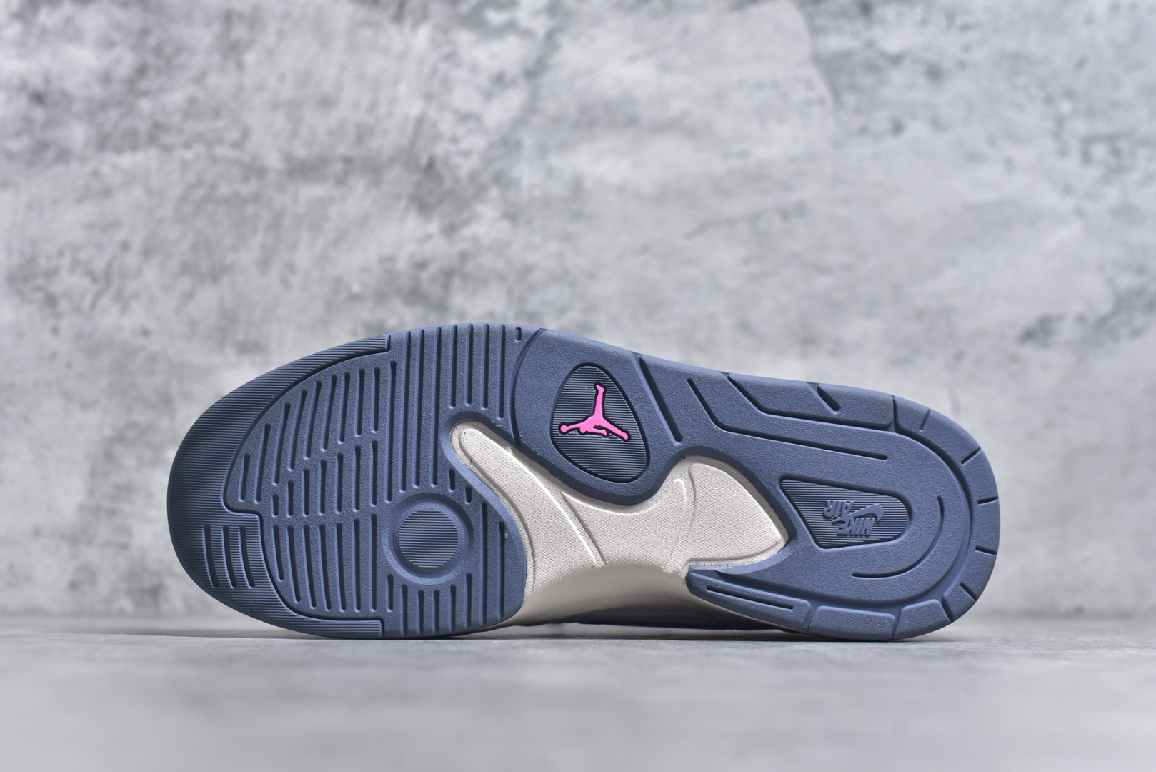 图片[6]-#Air Jordan Stadium AJ90 潮流运动板鞋 充满了对TinkerHathield 原创设计的致敬 包括中足网状面板、前足外侧的鲨鱼齿轮廓、加垫鞋领和 NK Air 鞋跟品牌 鞋子本身采用网眼、皮革和绒面革材料混合制成 散发出现代美感 并配备了该品牌全新的 Formula 23 足底缓震技术 AirJordan Stadium 90 鞋舌标签在鞋舌内侧印有“Flight”字样 完善了设计 尺码：36 36.5 37.5 38 38.5 39 40 40.5 41 42 42.5 43 44 44.5 45-选品中心