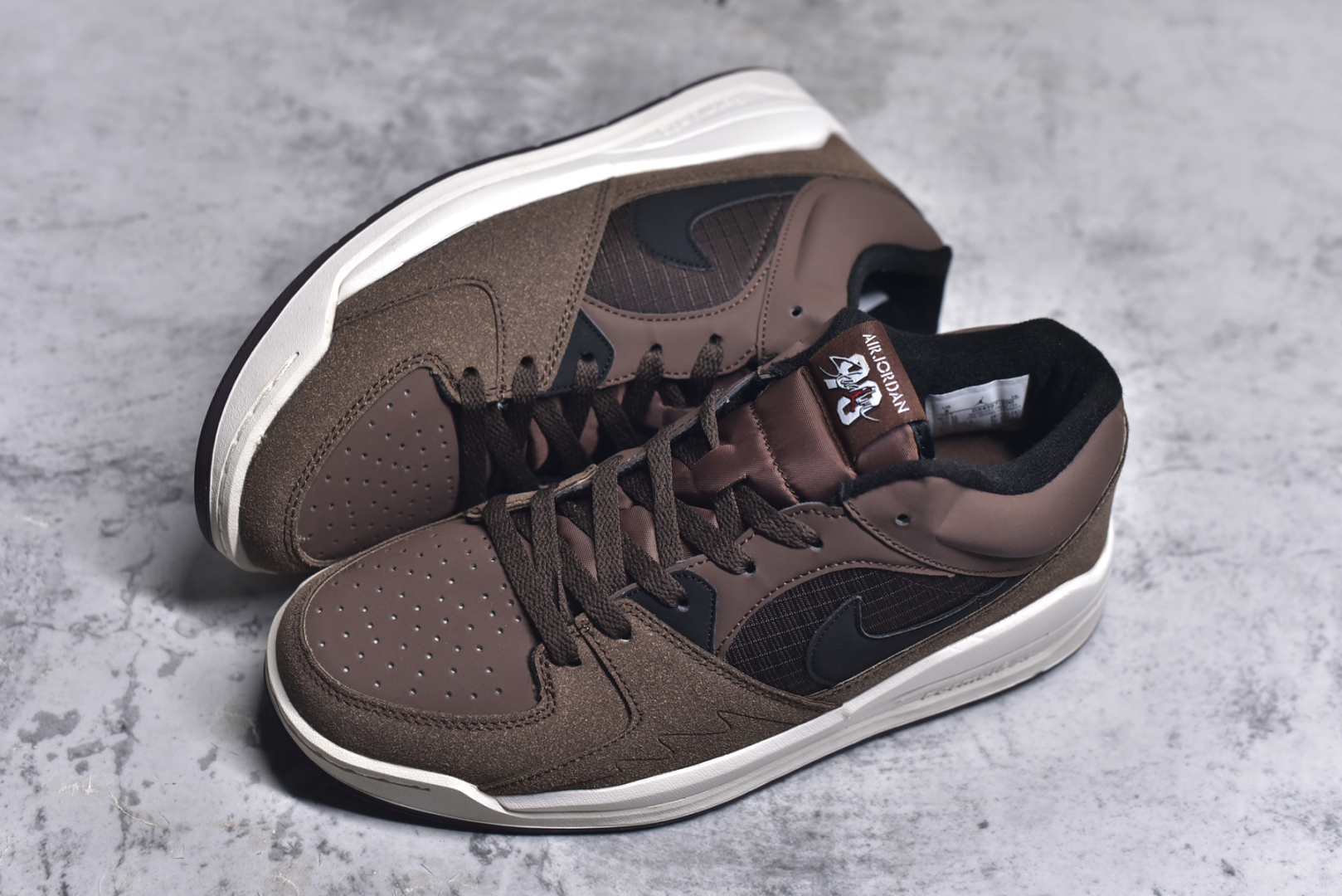 图片[7]-#Air Jordan Stadium AJ90 潮流运动板鞋 充满了对TinkerHathield 原创设计的致敬 包括中足网状面板、前足外侧的鲨鱼齿轮廓、加垫鞋领和 NK Air 鞋跟品牌 鞋子本身采用网眼、皮革和绒面革材料混合制成 散发出现代美感 并配备了该品牌全新的 Formula 23 足底缓震技术 AirJordan Stadium 90 鞋舌标签在鞋舌内侧印有“Flight”字样 完善了设计 尺码：36 36.5 37.5 38 38.5 39 40 40.5 41 42 42.5 43 44 44.5 45-选品中心