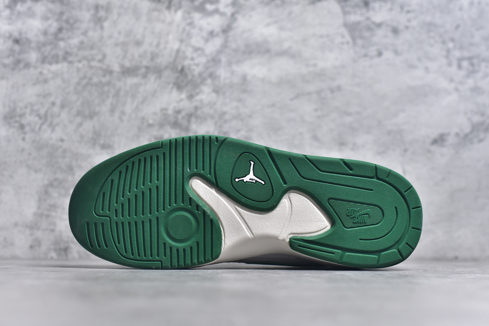 图片[6]-#Air Jordan Stadium AJ90 潮流运动板鞋 充满了对TinkerHathield 原创设计的致敬 包括中足网状面板、前足外侧的鲨鱼齿轮廓、加垫鞋领和 NK Air 鞋跟品牌 鞋子本身采用网眼、皮革和绒面革材料混合制成 散发出现代美感 并配备了该品牌全新的 Formula 23 足底缓震技术 AirJordan Stadium 90 鞋舌标签在鞋舌内侧印有“Flight”字样 完善了设计 尺码：36 36.5 37.5 38 38.5 39 40 40.5 41 42 42.5 43 44 44.5 45-选品中心