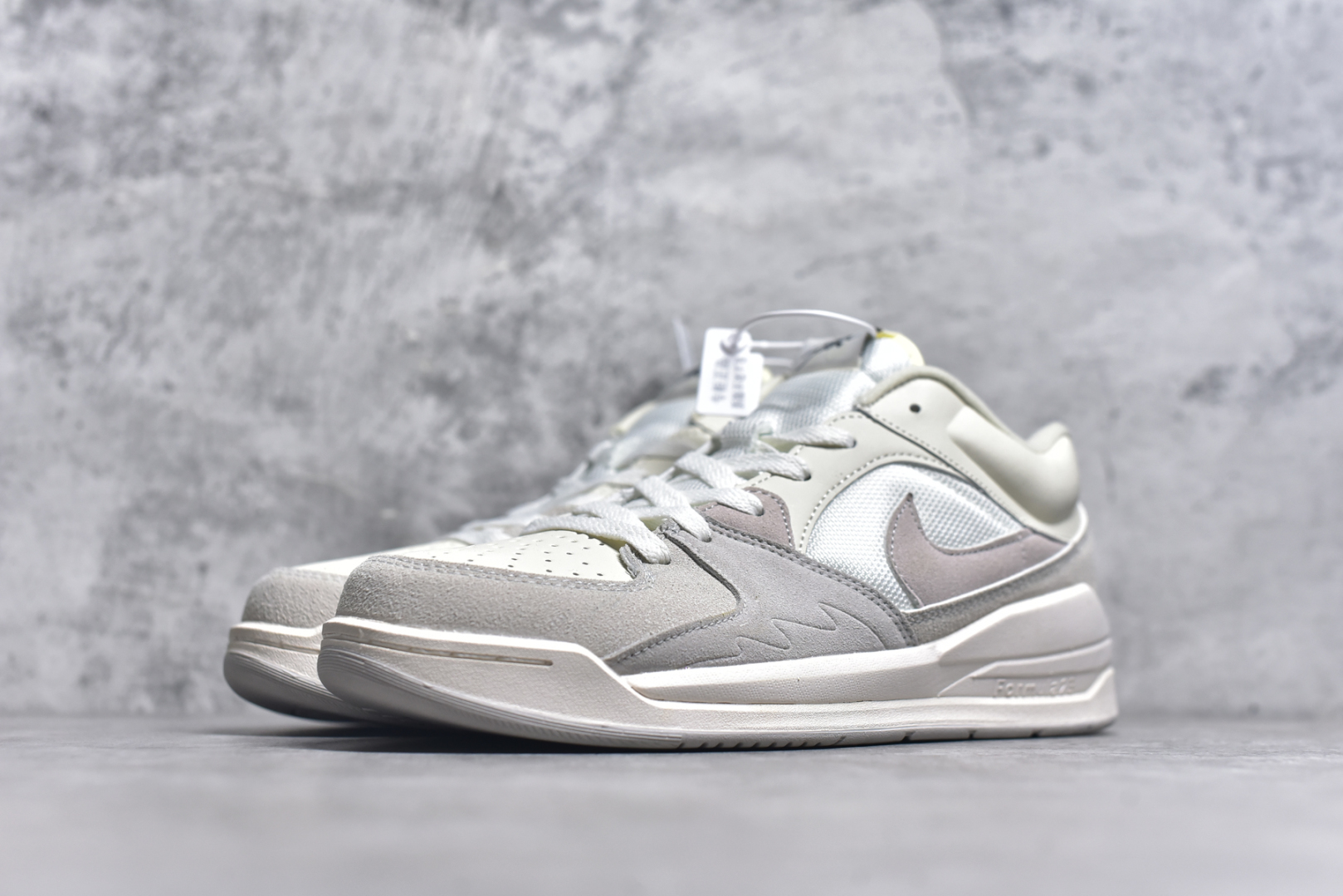 图片[2]-#Air Jordan Stadium AJ90 潮流运动板鞋 充满了对TinkerHathield 原创设计的致敬 包括中足网状面板、前足外侧的鲨鱼齿轮廓、加垫鞋领和 NK Air 鞋跟品牌 鞋子本身采用网眼、皮革和绒面革材料混合制成 散发出现代美感 并配备了该品牌全新的 Formula 23 足底缓震技术 AirJordan Stadium 90 鞋舌标签在鞋舌内侧印有“Flight”字样 完善了设计 尺码：36 36.5 37.5 38 38.5 39 40 40.5 41 42 42.5 43 44 44.5 45-选品中心