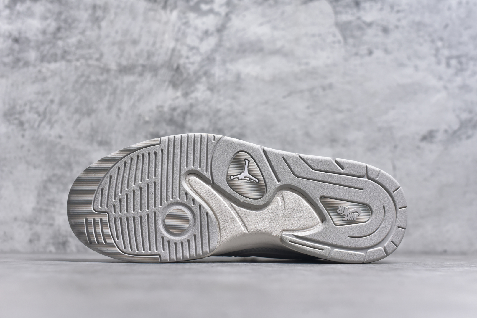 图片[6]-#Air Jordan Stadium AJ90 潮流运动板鞋 充满了对TinkerHathield 原创设计的致敬 包括中足网状面板、前足外侧的鲨鱼齿轮廓、加垫鞋领和 NK Air 鞋跟品牌 鞋子本身采用网眼、皮革和绒面革材料混合制成 散发出现代美感 并配备了该品牌全新的 Formula 23 足底缓震技术 AirJordan Stadium 90 鞋舌标签在鞋舌内侧印有“Flight”字样 完善了设计 尺码：36 36.5 37.5 38 38.5 39 40 40.5 41 42 42.5 43 44 44.5 45-选品中心