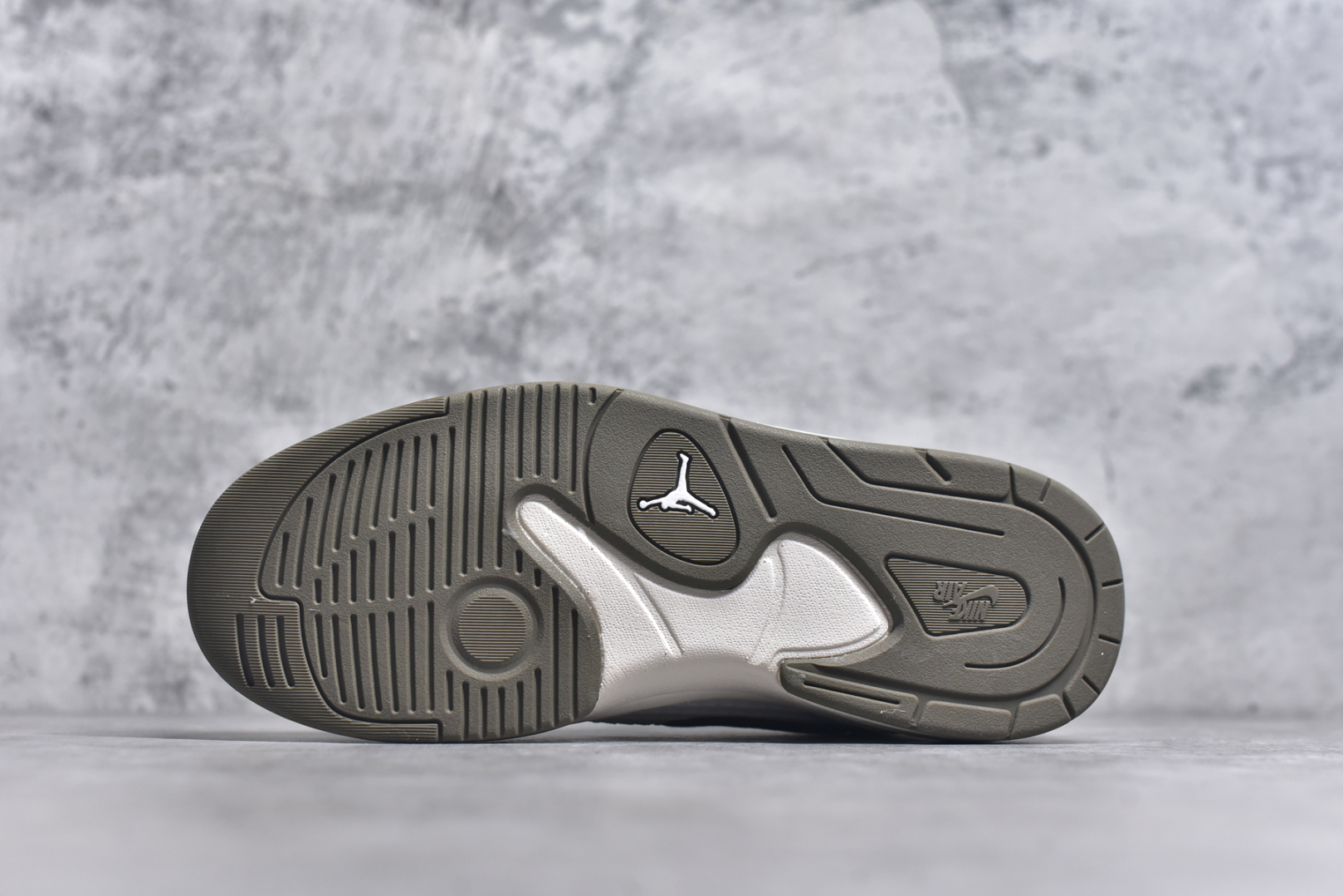 图片[6]-#Air Jordan Stadium AJ90 潮流运动板鞋 充满了对TinkerHathield 原创设计的致敬 包括中足网状面板、前足外侧的鲨鱼齿轮廓、加垫鞋领和 NK Air 鞋跟品牌 鞋子本身采用网眼、皮革和绒面革材料混合制成 散发出现代美感 并配备了该品牌全新的 Formula 23 足底缓震技术 AirJordan Stadium 90 鞋舌标签在鞋舌内侧印有“Flight”字样 完善了设计 尺码：36 36.5 37.5 38 38.5 39 40 40.5 41 42 42.5 43 44 44.5 45-选品中心