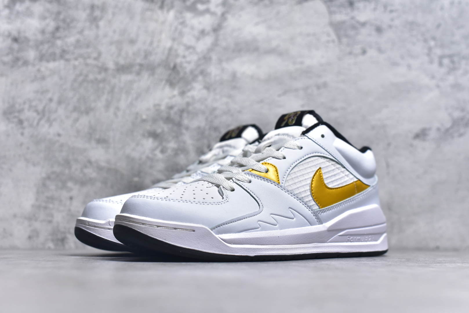 图片[2]-#Air Jordan Stadium AJ90 潮流运动板鞋 充满了对TinkerHathield 原创设计的致敬 包括中足网状面板、前足外侧的鲨鱼齿轮廓、加垫鞋领和 NK Air 鞋跟品牌 鞋子本身采用网眼、皮革和绒面革材料混合制成 散发出现代美感 并配备了该品牌全新的 Formula 23 足底缓震技术 AirJordan Stadium 90 鞋舌标签在鞋舌内侧印有“Flight”字样 完善了设计 尺码：36 36.5 37.5 38 38.5 39 40 40.5 41 42 42.5 43 44 44.5 45-选品中心