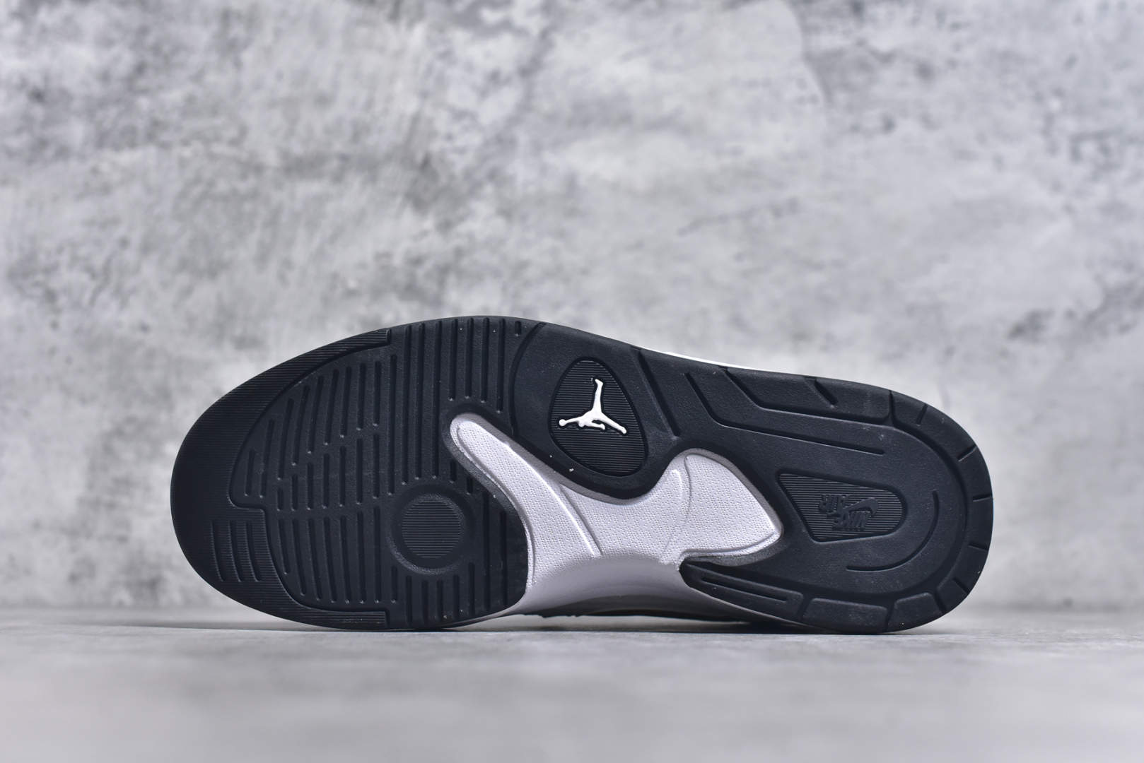 图片[6]-#Air Jordan Stadium AJ90 潮流运动板鞋 充满了对TinkerHathield 原创设计的致敬 包括中足网状面板、前足外侧的鲨鱼齿轮廓、加垫鞋领和 NK Air 鞋跟品牌 鞋子本身采用网眼、皮革和绒面革材料混合制成 散发出现代美感 并配备了该品牌全新的 Formula 23 足底缓震技术 AirJordan Stadium 90 鞋舌标签在鞋舌内侧印有“Flight”字样 完善了设计 尺码：36 36.5 37.5 38 38.5 39 40 40.5 41 42 42.5 43 44 44.5 45-选品中心