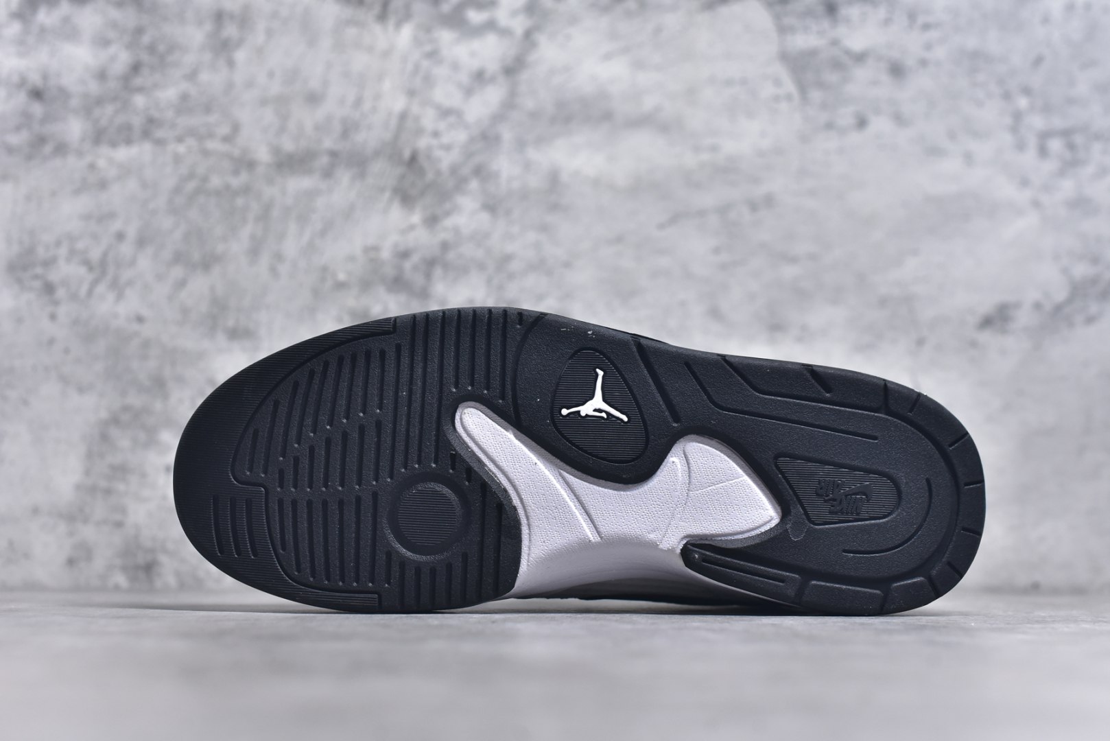 图片[6]-#Air Jordan Stadium AJ90 潮流运动板鞋 充满了对TinkerHathield 原创设计的致敬 包括中足网状面板、前足外侧的鲨鱼齿轮廓、加垫鞋领和 NK Air 鞋跟品牌 鞋子本身采用网眼、皮革和绒面革材料混合制成 散发出现代美感 并配备了该品牌全新的 Formula 23 足底缓震技术 AirJordan Stadium 90 鞋舌标签在鞋舌内侧印有“Flight”字样 完善了设计 尺码：36 36.5 37.5 38 38.5 39 40 40.5 41 42 42.5 43 44 44.5 45-选品中心