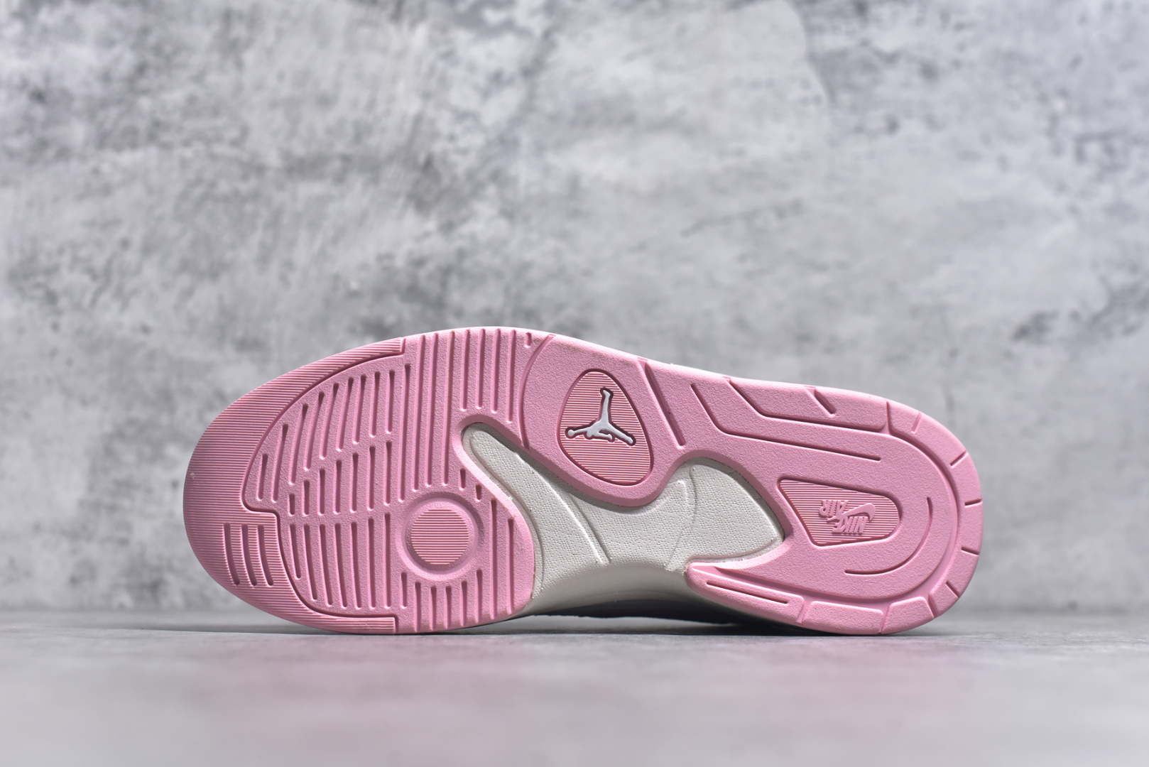 图片[6]-#Air Jordan Stadium AJ90 潮流运动板鞋 充满了对TinkerHathield 原创设计的致敬 包括中足网状面板、前足外侧的鲨鱼齿轮廓、加垫鞋领和 NK Air 鞋跟品牌 鞋子本身采用网眼、皮革和绒面革材料混合制成 散发出现代美感 并配备了该品牌全新的 Formula 23 足底缓震技术 AirJordan Stadium 90 鞋舌标签在鞋舌内侧印有“Flight”字样 完善了设计 尺码：36 36.5 37.5 38 38.5 39 40 40.5 41 42 42.5 43 44 44.5 45-选品中心