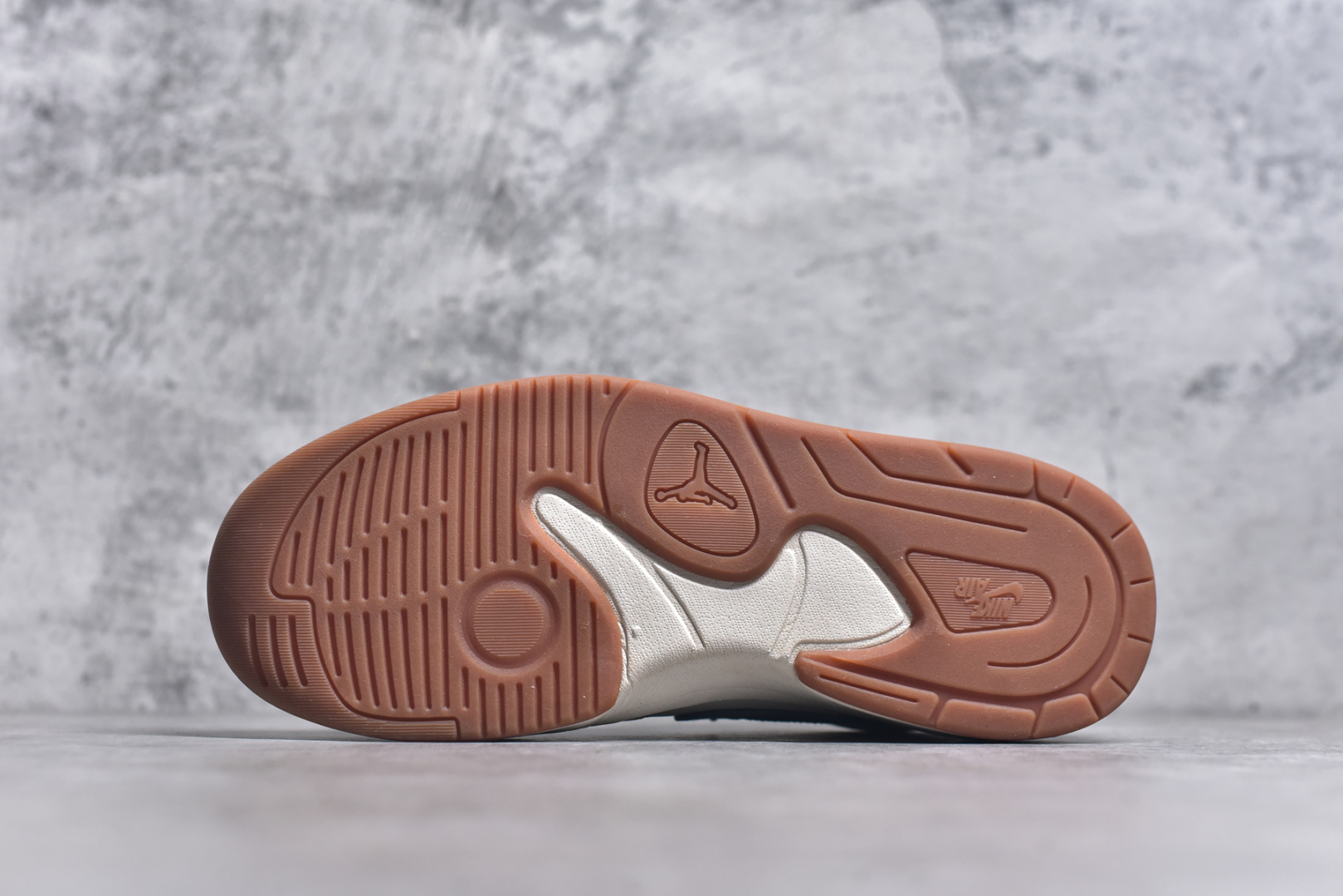 图片[6]-#Air Jordan Stadium AJ90 潮流运动板鞋 充满了对TinkerHathield 原创设计的致敬 包括中足网状面板、前足外侧的鲨鱼齿轮廓、加垫鞋领和 NK Air 鞋跟品牌 鞋子本身采用网眼、皮革和绒面革材料混合制成 散发出现代美感 并配备了该品牌全新的 Formula 23 足底缓震技术 AirJordan Stadium 90 鞋舌标签在鞋舌内侧印有“Flight”字样 完善了设计 尺码：36 36.5 37.5 38 38.5 39 40 40.5 41 42 42.5 43 44 44.5 45-选品中心