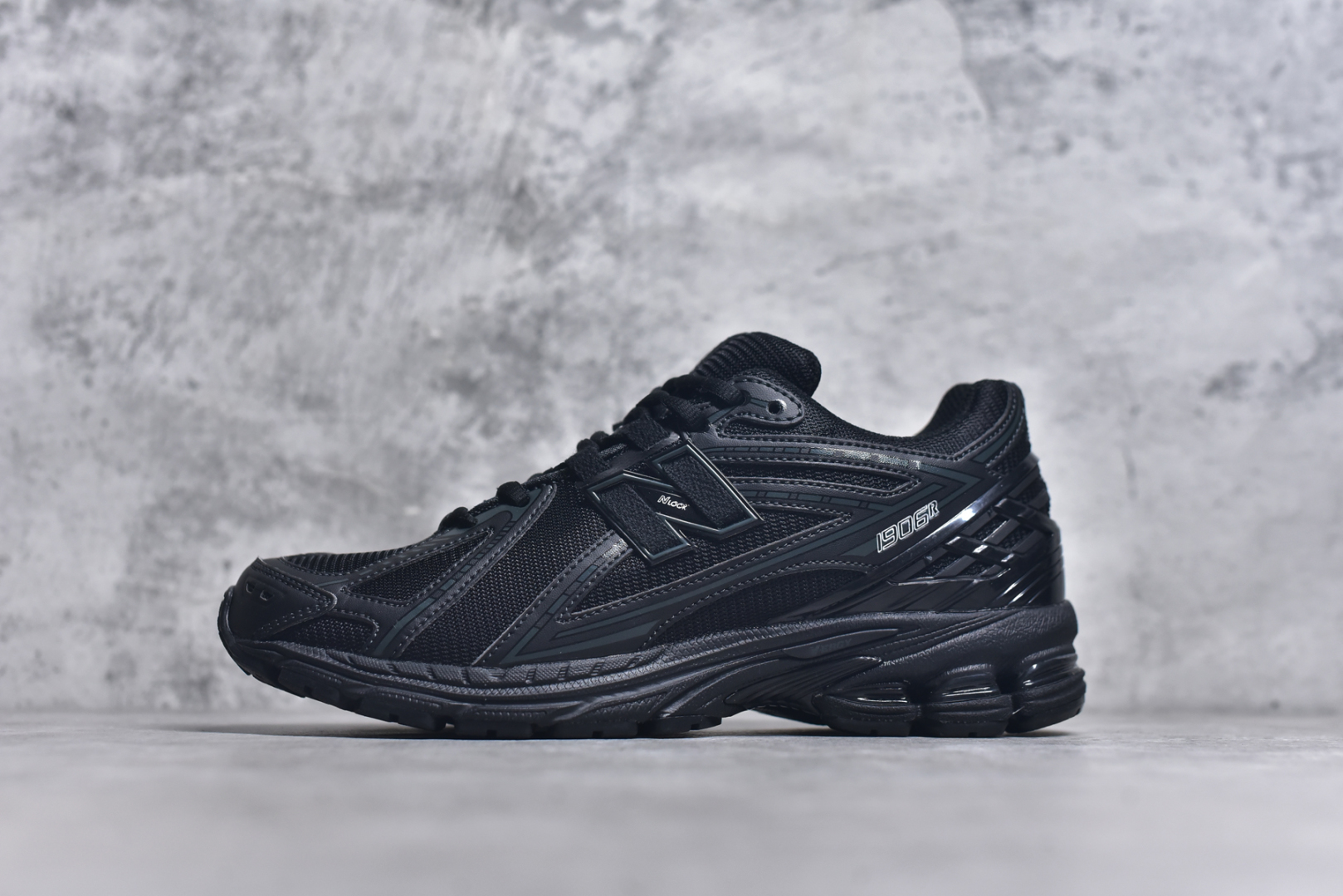 #NB新百伦New Balance M1906R M1906RBB 系列复古老爹风休闲运动慢跑鞋 采用轻质牛剖革拼接透气网眼衬垫织物鞋面材质#T-Beam大底提供足步弓支撑，保持步态稳定#后跟搭载外露缓震胶 鞋身整体以各种深浅不一的灰色覆盖，鞋头以淡蓝色调装饰，网眼衬垫通过不规律的色块实现做旧的美感，泛黄的鞋底更是进一步增添了复古气息。 尺码：36 37 37.5 38 38.5 39.5 40 40.5 41.5 42 42.5 43 44 45 46-选品中心