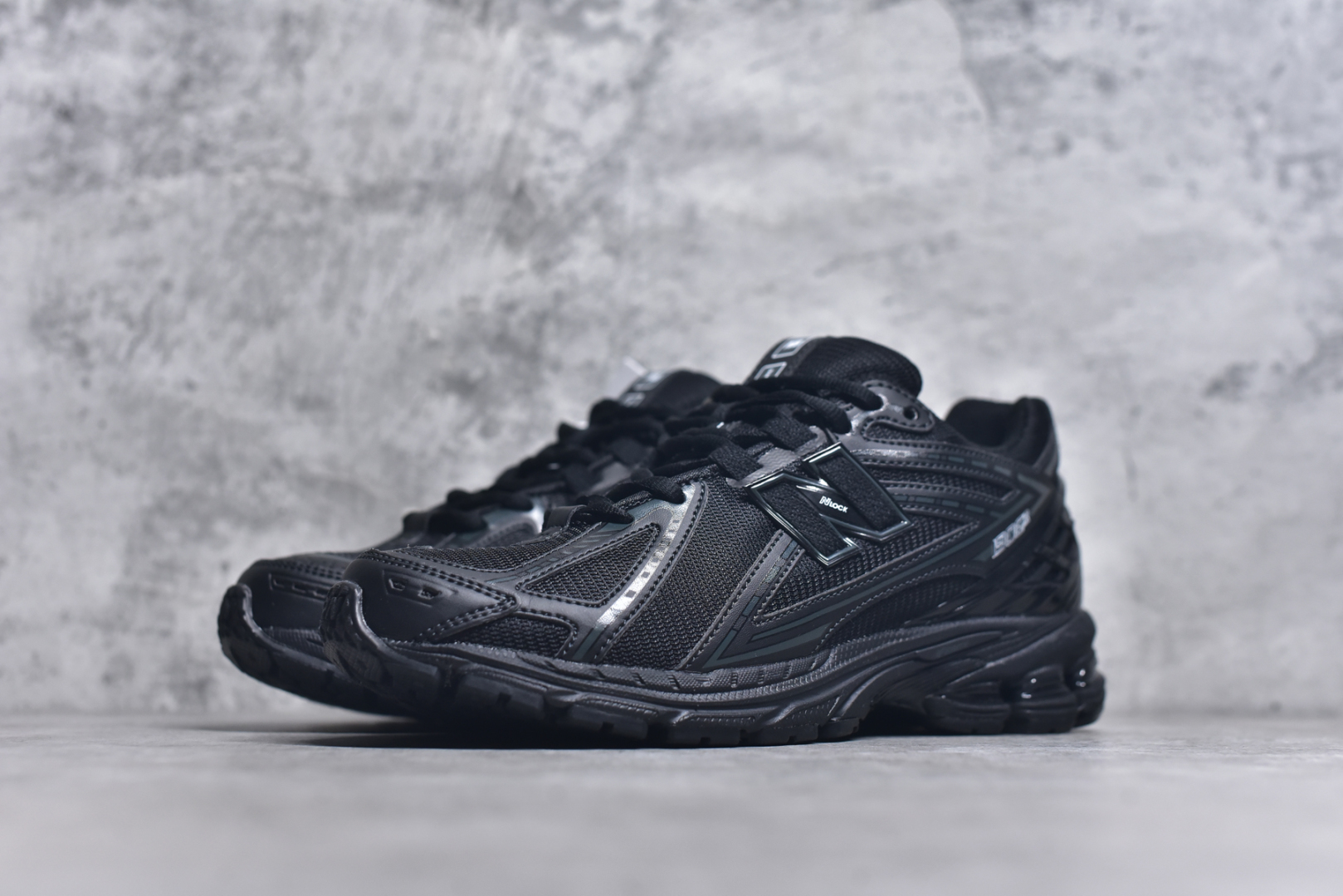 图片[2]-#NB新百伦New Balance M1906R M1906RBB 系列复古老爹风休闲运动慢跑鞋 采用轻质牛剖革拼接透气网眼衬垫织物鞋面材质#T-Beam大底提供足步弓支撑，保持步态稳定#后跟搭载外露缓震胶 鞋身整体以各种深浅不一的灰色覆盖，鞋头以淡蓝色调装饰，网眼衬垫通过不规律的色块实现做旧的美感，泛黄的鞋底更是进一步增添了复古气息。 尺码：36 37 37.5 38 38.5 39.5 40 40.5 41.5 42 42.5 43 44 45 46-选品中心