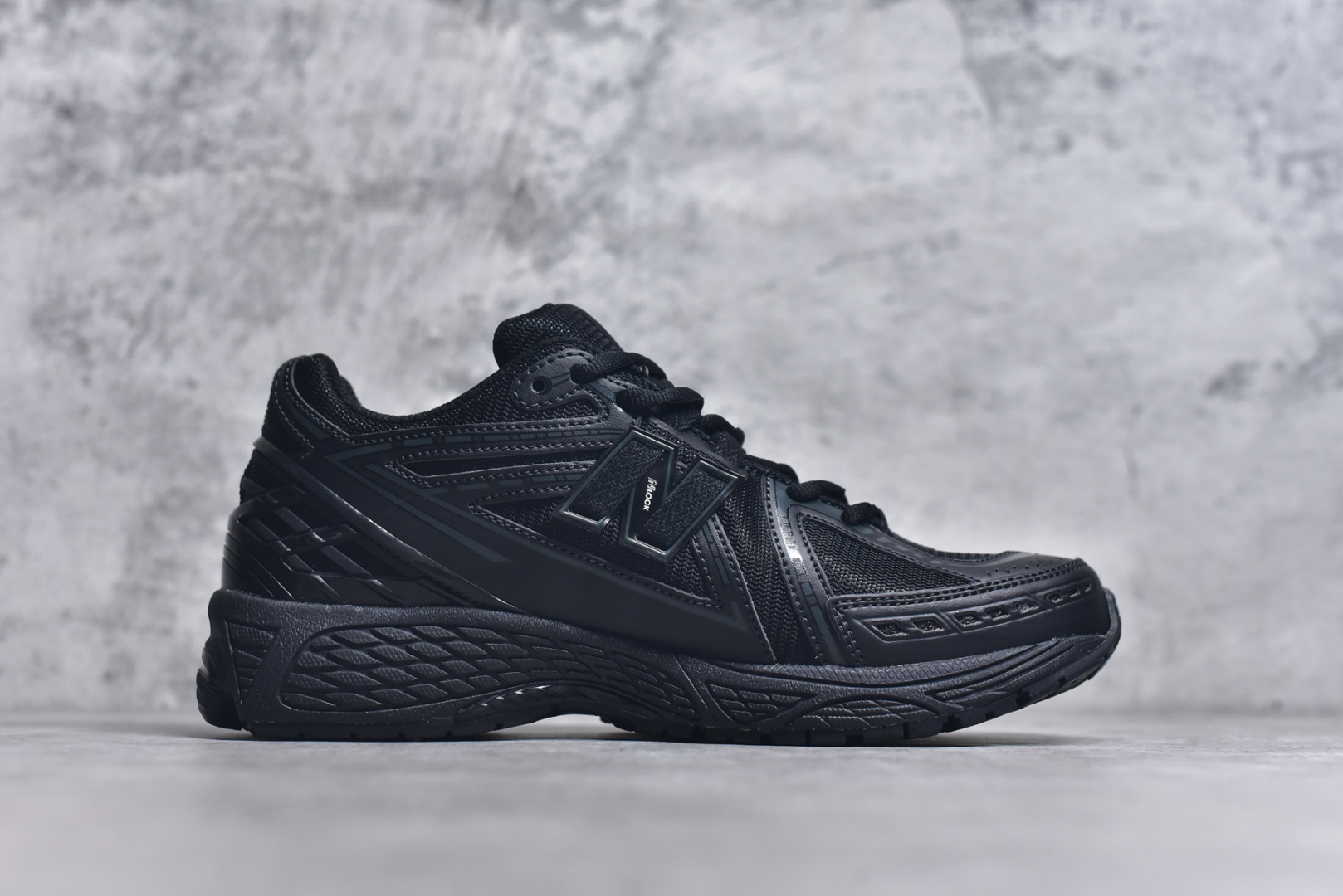 图片[3]-#NB新百伦New Balance M1906R M1906RBB 系列复古老爹风休闲运动慢跑鞋 采用轻质牛剖革拼接透气网眼衬垫织物鞋面材质#T-Beam大底提供足步弓支撑，保持步态稳定#后跟搭载外露缓震胶 鞋身整体以各种深浅不一的灰色覆盖，鞋头以淡蓝色调装饰，网眼衬垫通过不规律的色块实现做旧的美感，泛黄的鞋底更是进一步增添了复古气息。 尺码：36 37 37.5 38 38.5 39.5 40 40.5 41.5 42 42.5 43 44 45 46-选品中心
