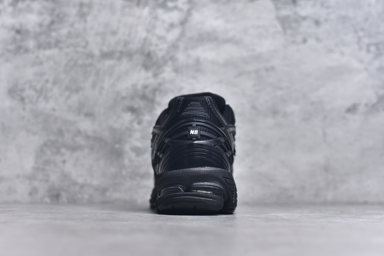 图片[5]-#NB新百伦New Balance M1906R M1906RBB 系列复古老爹风休闲运动慢跑鞋 采用轻质牛剖革拼接透气网眼衬垫织物鞋面材质#T-Beam大底提供足步弓支撑，保持步态稳定#后跟搭载外露缓震胶 鞋身整体以各种深浅不一的灰色覆盖，鞋头以淡蓝色调装饰，网眼衬垫通过不规律的色块实现做旧的美感，泛黄的鞋底更是进一步增添了复古气息。 尺码：36 37 37.5 38 38.5 39.5 40 40.5 41.5 42 42.5 43 44 45 46-选品中心