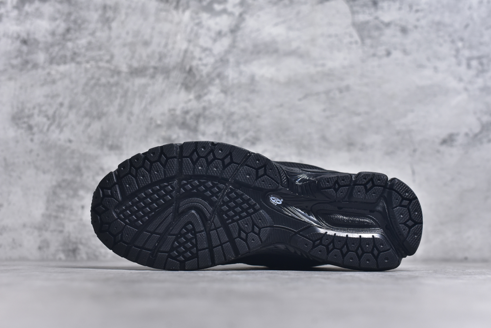 图片[6]-#NB新百伦New Balance M1906R M1906RBB 系列复古老爹风休闲运动慢跑鞋 采用轻质牛剖革拼接透气网眼衬垫织物鞋面材质#T-Beam大底提供足步弓支撑，保持步态稳定#后跟搭载外露缓震胶 鞋身整体以各种深浅不一的灰色覆盖，鞋头以淡蓝色调装饰，网眼衬垫通过不规律的色块实现做旧的美感，泛黄的鞋底更是进一步增添了复古气息。 尺码：36 37 37.5 38 38.5 39.5 40 40.5 41.5 42 42.5 43 44 45 46-选品中心