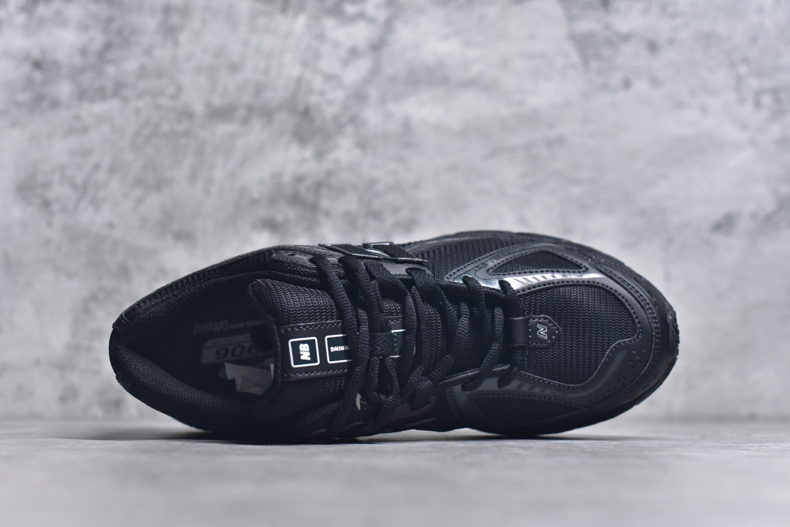 图片[4]-#NB新百伦New Balance M1906R M1906RBB 系列复古老爹风休闲运动慢跑鞋 采用轻质牛剖革拼接透气网眼衬垫织物鞋面材质#T-Beam大底提供足步弓支撑，保持步态稳定#后跟搭载外露缓震胶 鞋身整体以各种深浅不一的灰色覆盖，鞋头以淡蓝色调装饰，网眼衬垫通过不规律的色块实现做旧的美感，泛黄的鞋底更是进一步增添了复古气息。 尺码：36 37 37.5 38 38.5 39.5 40 40.5 41.5 42 42.5 43 44 45 46-选品中心