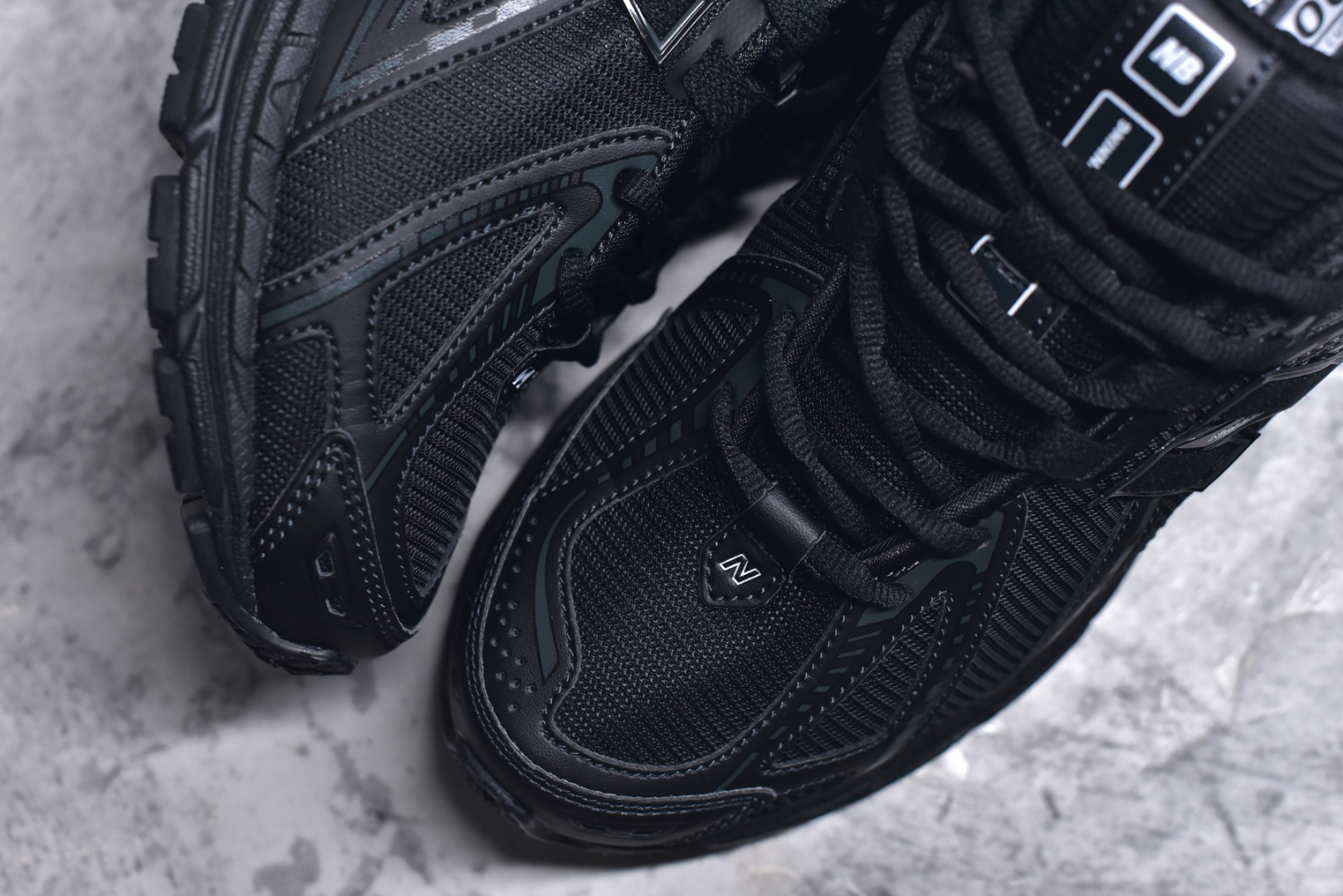图片[8]-#NB新百伦New Balance M1906R M1906RBB 系列复古老爹风休闲运动慢跑鞋 采用轻质牛剖革拼接透气网眼衬垫织物鞋面材质#T-Beam大底提供足步弓支撑，保持步态稳定#后跟搭载外露缓震胶 鞋身整体以各种深浅不一的灰色覆盖，鞋头以淡蓝色调装饰，网眼衬垫通过不规律的色块实现做旧的美感，泛黄的鞋底更是进一步增添了复古气息。 尺码：36 37 37.5 38 38.5 39.5 40 40.5 41.5 42 42.5 43 44 45 46-选品中心