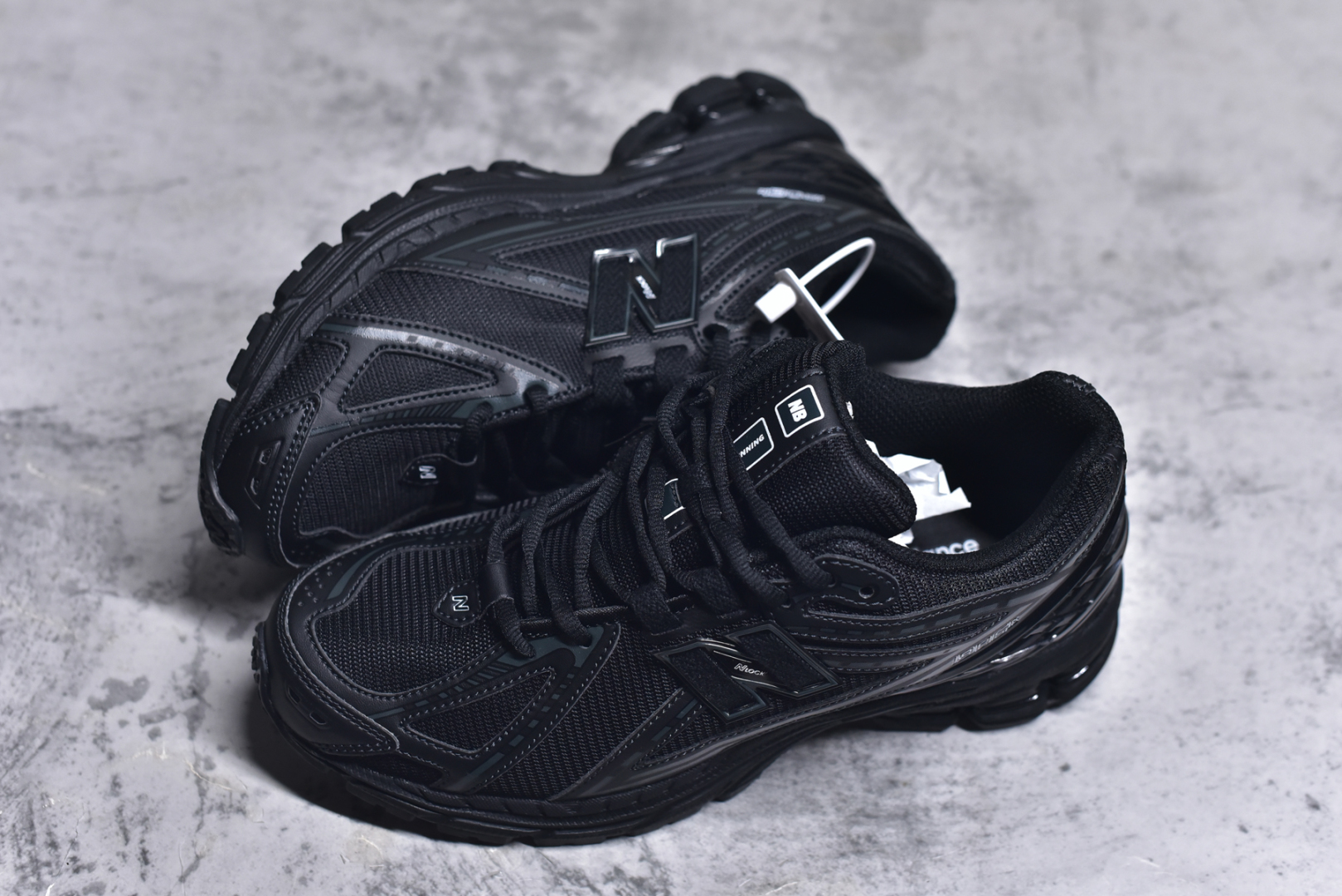 图片[7]-#NB新百伦New Balance M1906R M1906RBB 系列复古老爹风休闲运动慢跑鞋 采用轻质牛剖革拼接透气网眼衬垫织物鞋面材质#T-Beam大底提供足步弓支撑，保持步态稳定#后跟搭载外露缓震胶 鞋身整体以各种深浅不一的灰色覆盖，鞋头以淡蓝色调装饰，网眼衬垫通过不规律的色块实现做旧的美感，泛黄的鞋底更是进一步增添了复古气息。 尺码：36 37 37.5 38 38.5 39.5 40 40.5 41.5 42 42.5 43 44 45 46-选品中心