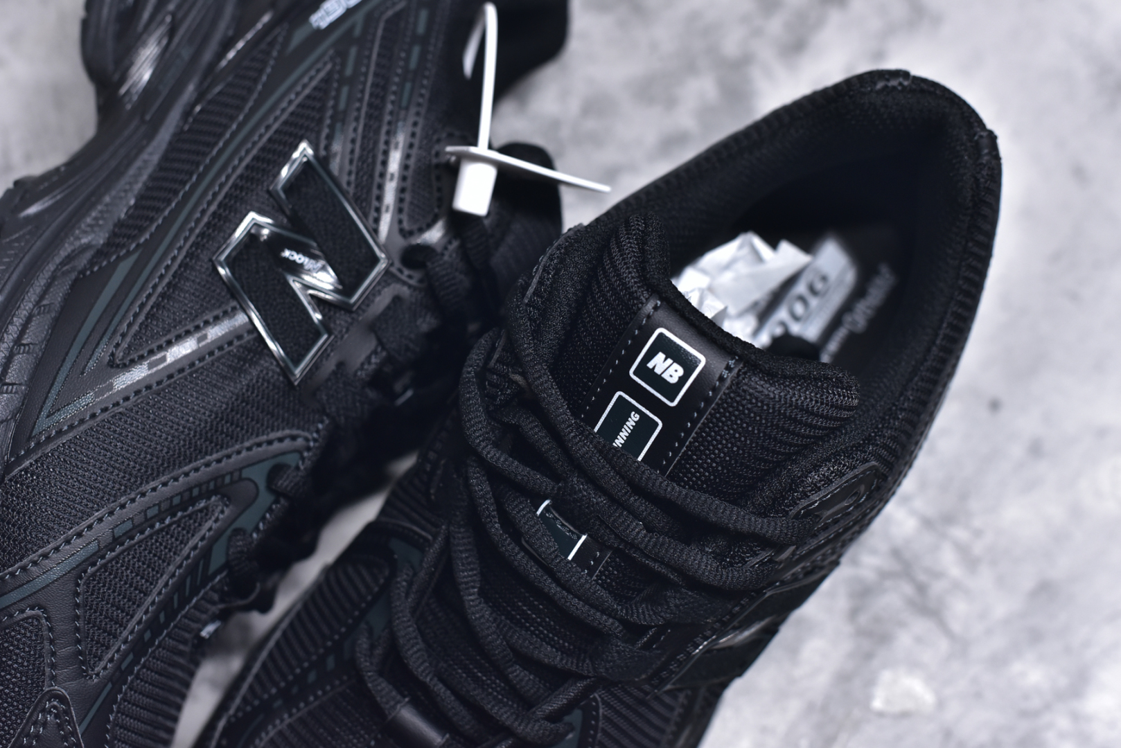 图片[9]-#NB新百伦New Balance M1906R M1906RBB 系列复古老爹风休闲运动慢跑鞋 采用轻质牛剖革拼接透气网眼衬垫织物鞋面材质#T-Beam大底提供足步弓支撑，保持步态稳定#后跟搭载外露缓震胶 鞋身整体以各种深浅不一的灰色覆盖，鞋头以淡蓝色调装饰，网眼衬垫通过不规律的色块实现做旧的美感，泛黄的鞋底更是进一步增添了复古气息。 尺码：36 37 37.5 38 38.5 39.5 40 40.5 41.5 42 42.5 43 44 45 46-选品中心