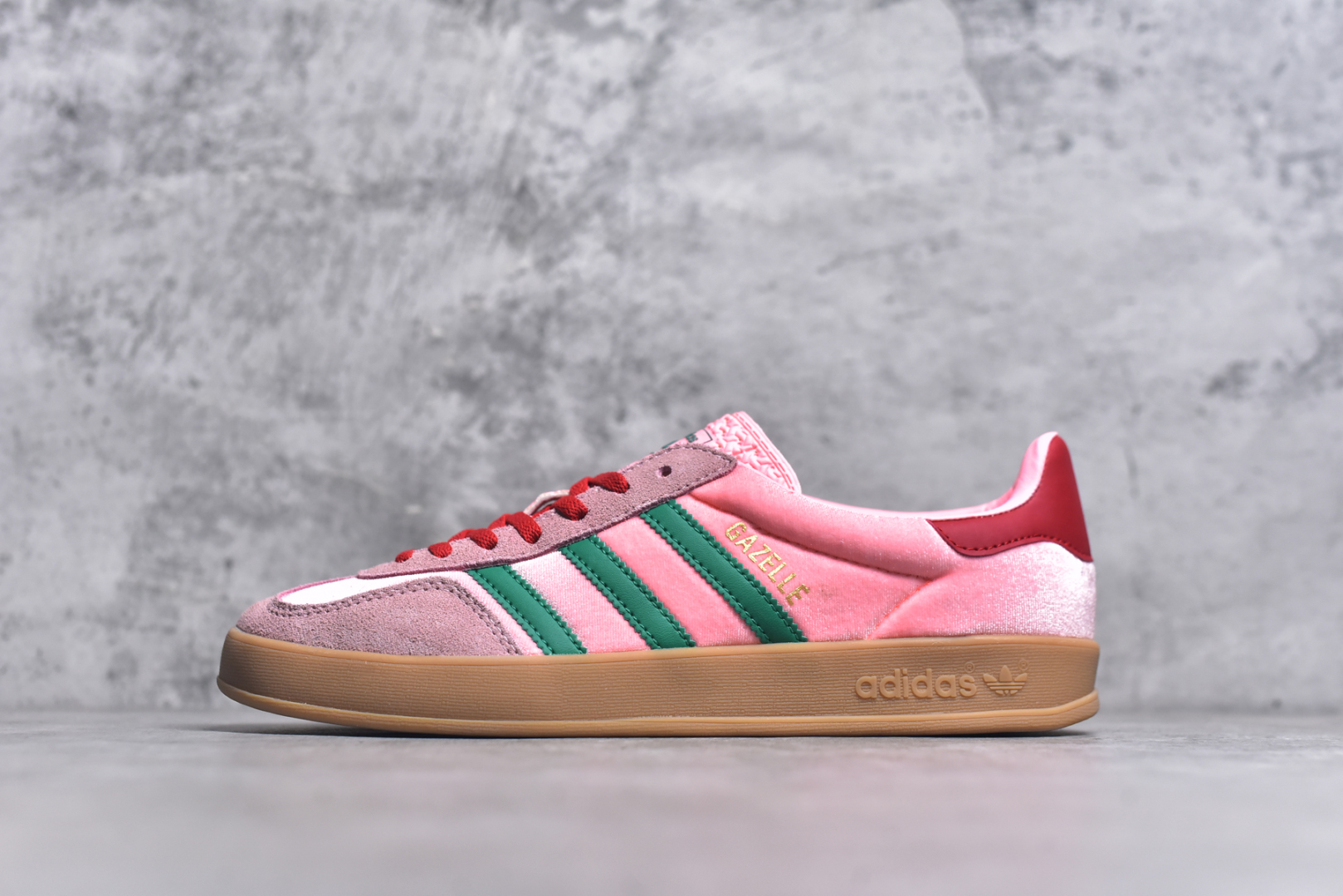 #AD Gazelle Indoor Trainers 羚羊内训系列低帮复古百搭休闲运动德训风板鞋 JI2713 90年代经典的复刻版！自60年代以足球训练鞋面世以来,Gazelle就以其经典设计席卷全球。1991年版本的复刻,再造经典Gazelle。采用皮革打造,搭配浊色细节,让这款经典更加简约。尺码：35.5-45-选品中心