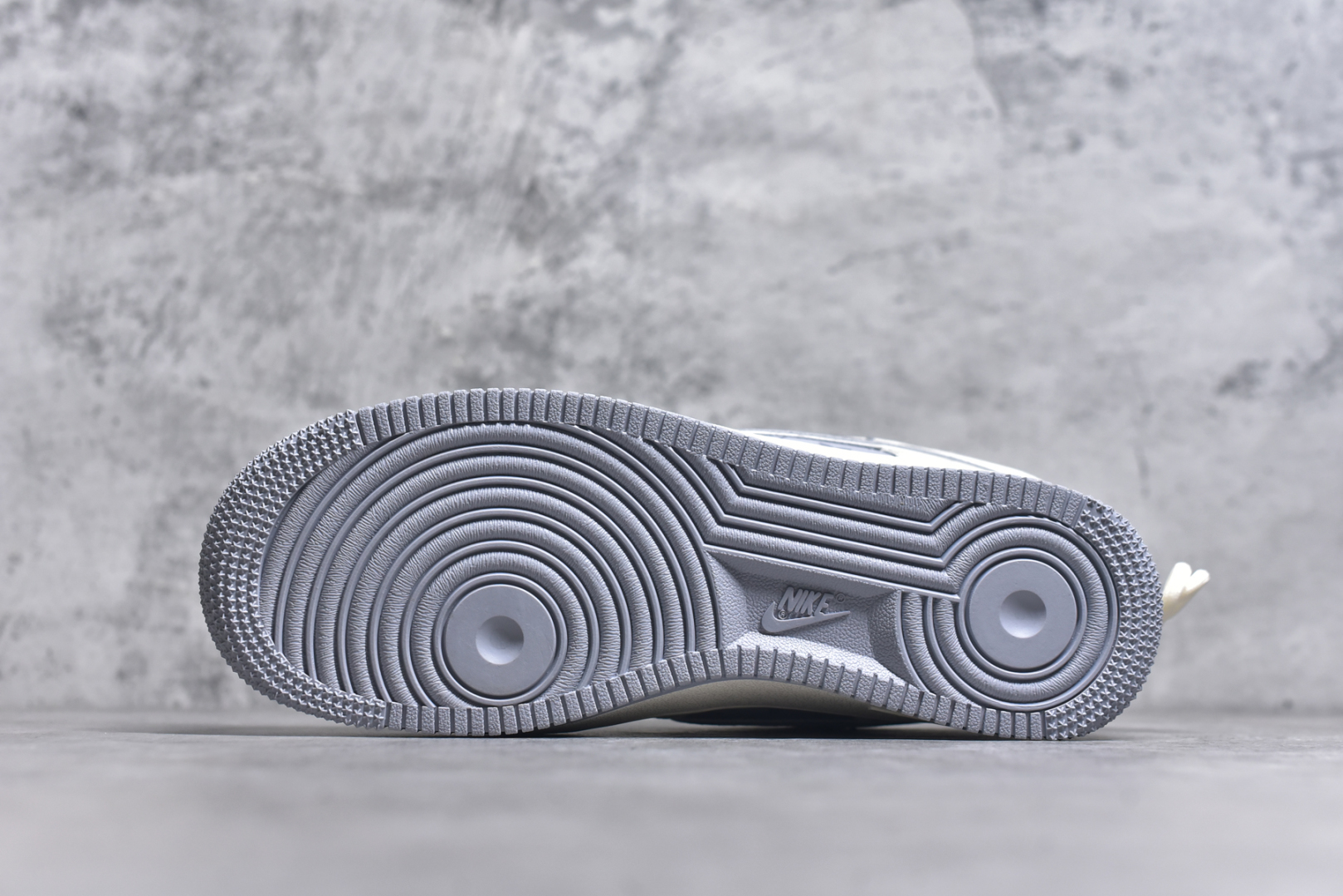 图片[6]-#Nike Air Force 1\’07 Low LV联名 灰印花抽绳 空军一号低帮休闲板鞋 DM6868-062 #原楦头原纸板 原装鞋盒 定制五金配件 内置全掌气垫 原厂鞋底 尺码：36 36.5 37.5 38 38.5 39 40 40.5 41 42 42.5 43 44 44.5 45 9.D4-选品中心