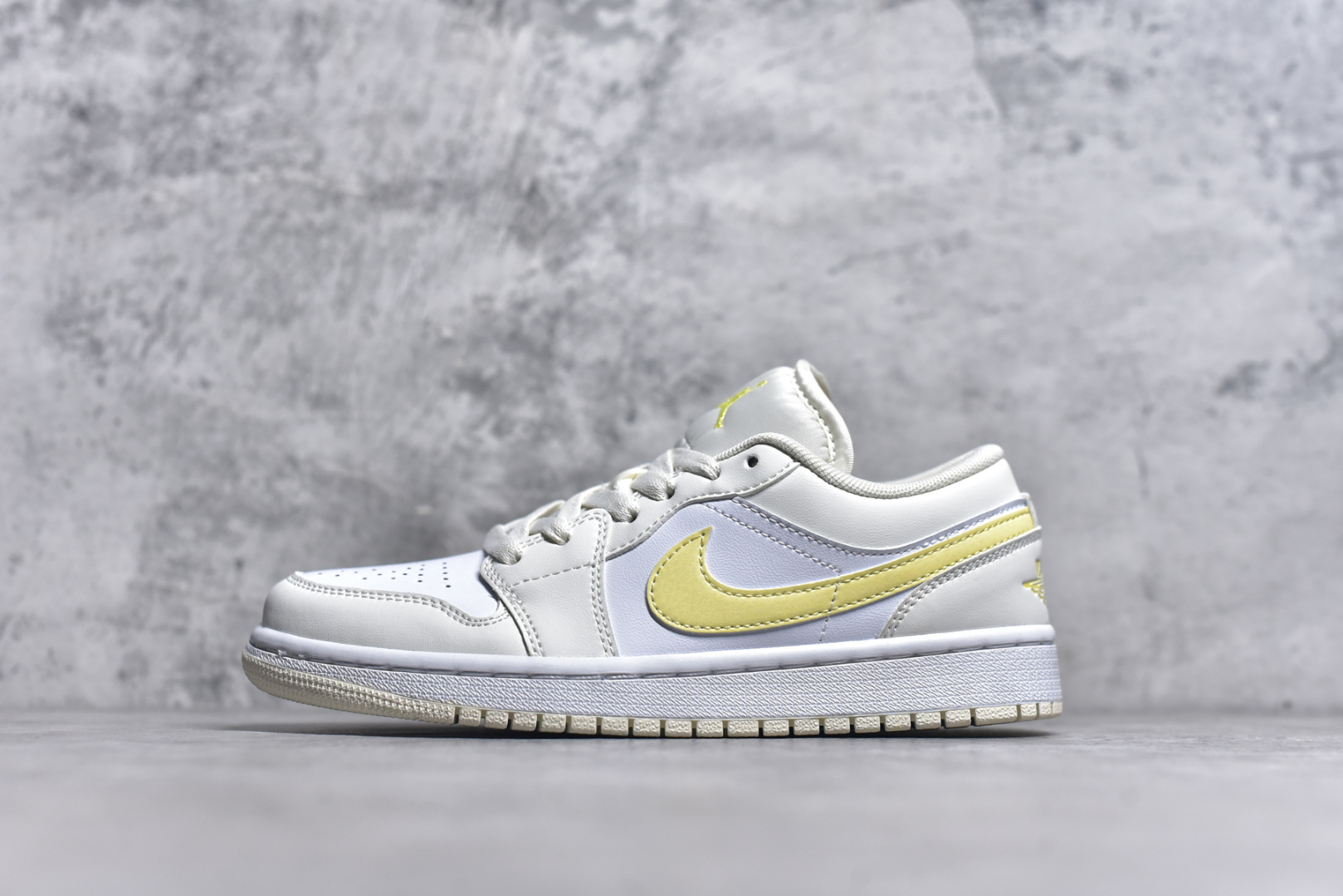 #Air Jordan 1 低帮 复古篮球鞋 纯原大厂出品 极力推荐 定制鞋盒 大厂纯原品质出货 超高清洁度 皮料切割干净无任何毛边 细节完美 货号：553558 066 编码：23 尺码：36-46-选品中心
