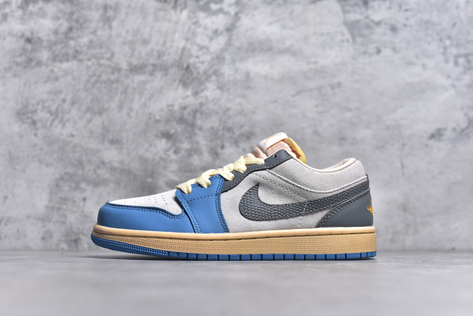 #Air Jordan 1 低帮 复古篮球鞋 纯原大厂出品 极力推荐 定制鞋盒 大厂纯原品质出货 超高清洁度 皮料切割干净无任何毛边 细节完美 货号：553558 066 编码：23 尺码：36-46-选品中心