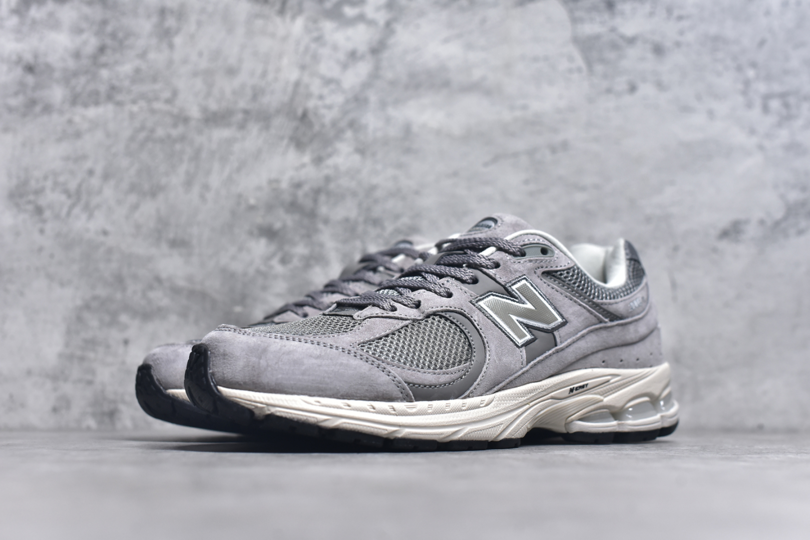 图片[2]-#New Balance NB2002系列 男女休闲慢跑鞋 必备的时髦单品之一 最新出的2002R系列 这款延续了经典科技 升级版N-ERGY缓震物料机能与材质上脚太舒适了 鞋面的柔软麂皮搭配尼龙网布 特别透气而且还复古感 不管是搭配牛仔裤还工装裤都是百搭！小红书众多博主上脚推荐！实拍调校N版已经零色差零失真 百分百还原实物色彩所见即所得 不存在货不对板色差等低级问题 选购参考实物拍摄 不混卖不参货 只用心做好货严格选品 承诺混一赔十 尺码：36 36.5 37 37.5 38 38.5 39.5 40 40.5 41.5 42 42.5 43 44 45-选品中心