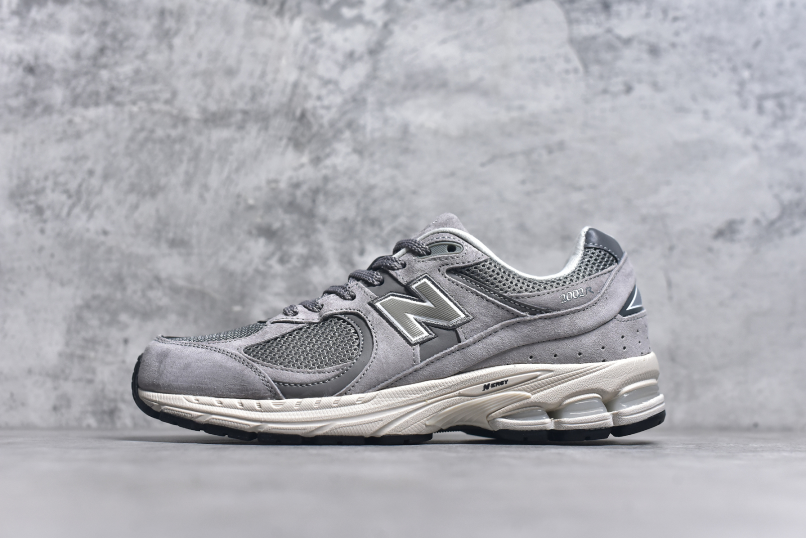#New Balance NB2002系列 男女休闲慢跑鞋 必备的时髦单品之一 最新出的2002R系列 这款延续了经典科技 升级版N-ERGY缓震物料机能与材质上脚太舒适了 鞋面的柔软麂皮搭配尼龙网布 特别透气而且还复古感 不管是搭配牛仔裤还工装裤都是百搭！小红书众多博主上脚推荐！实拍调校N版已经零色差零失真 百分百还原实物色彩所见即所得 不存在货不对板色差等低级问题 选购参考实物拍摄 不混卖不参货 只用心做好货严格选品 承诺混一赔十 尺码：36 36.5 37 37.5 38 38.5 39.5 40 40.5 41.5 42 42.5 43 44 45-选品中心