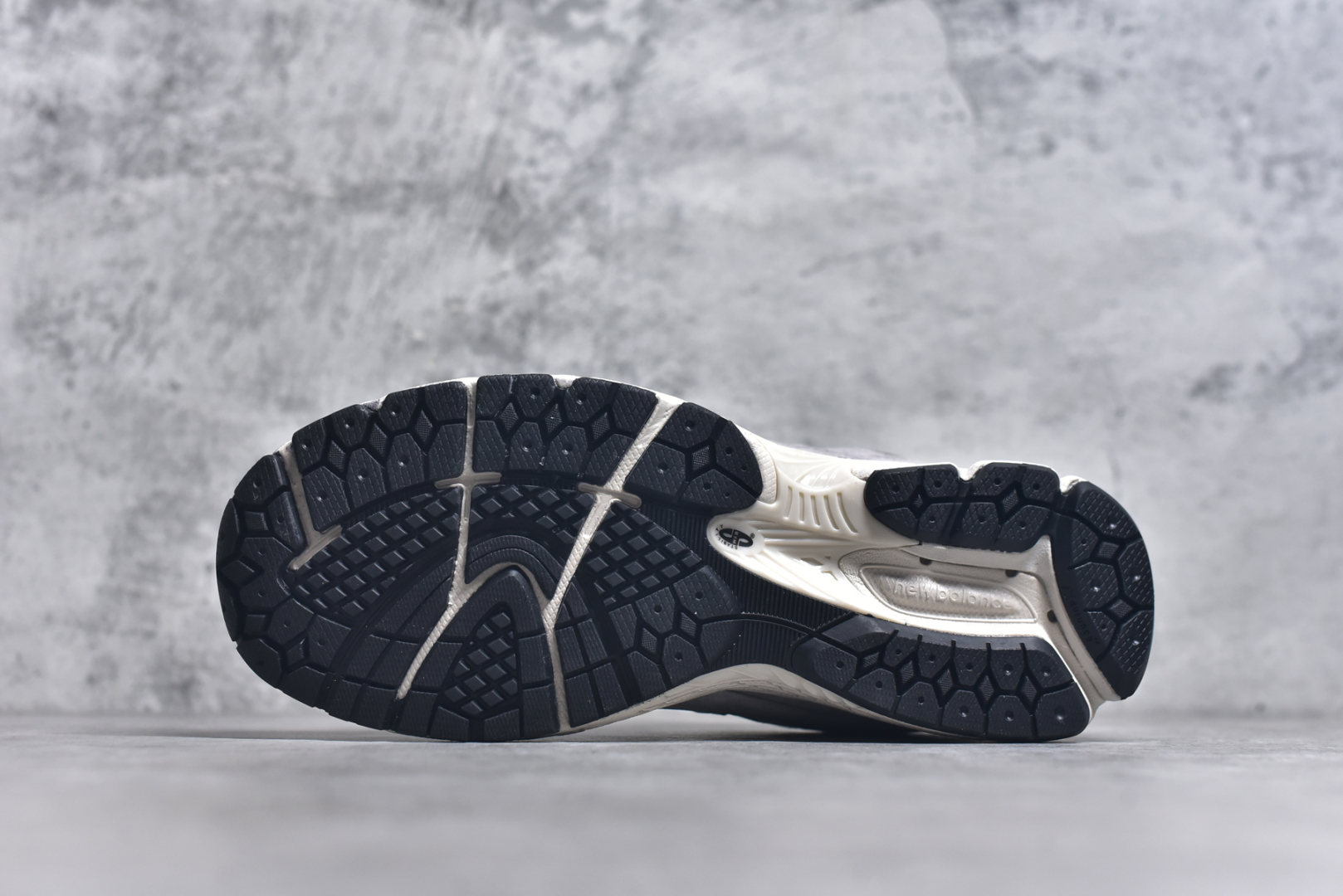 图片[6]-#New Balance NB2002系列 男女休闲慢跑鞋 必备的时髦单品之一 最新出的2002R系列 这款延续了经典科技 升级版N-ERGY缓震物料机能与材质上脚太舒适了 鞋面的柔软麂皮搭配尼龙网布 特别透气而且还复古感 不管是搭配牛仔裤还工装裤都是百搭！小红书众多博主上脚推荐！实拍调校N版已经零色差零失真 百分百还原实物色彩所见即所得 不存在货不对板色差等低级问题 选购参考实物拍摄 不混卖不参货 只用心做好货严格选品 承诺混一赔十 尺码：36 36.5 37 37.5 38 38.5 39.5 40 40.5 41.5 42 42.5 43 44 45-选品中心