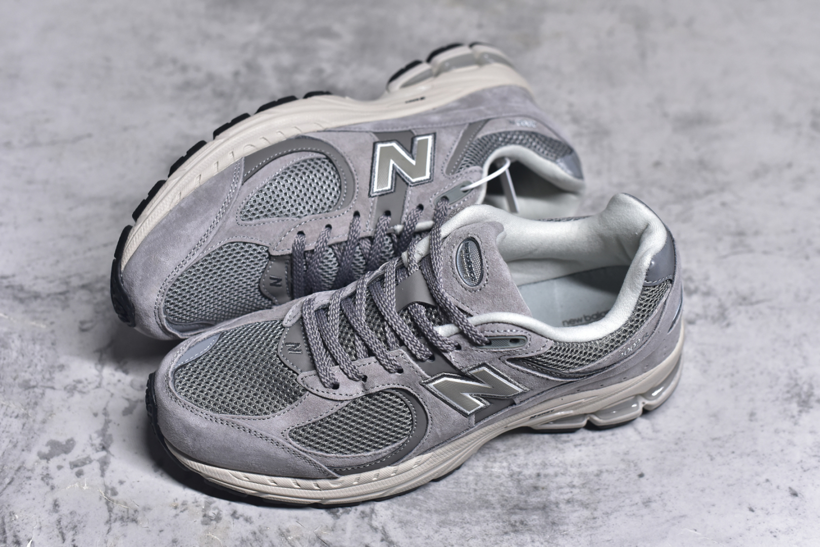 图片[7]-#New Balance NB2002系列 男女休闲慢跑鞋 必备的时髦单品之一 最新出的2002R系列 这款延续了经典科技 升级版N-ERGY缓震物料机能与材质上脚太舒适了 鞋面的柔软麂皮搭配尼龙网布 特别透气而且还复古感 不管是搭配牛仔裤还工装裤都是百搭！小红书众多博主上脚推荐！实拍调校N版已经零色差零失真 百分百还原实物色彩所见即所得 不存在货不对板色差等低级问题 选购参考实物拍摄 不混卖不参货 只用心做好货严格选品 承诺混一赔十 尺码：36 36.5 37 37.5 38 38.5 39.5 40 40.5 41.5 42 42.5 43 44 45-选品中心