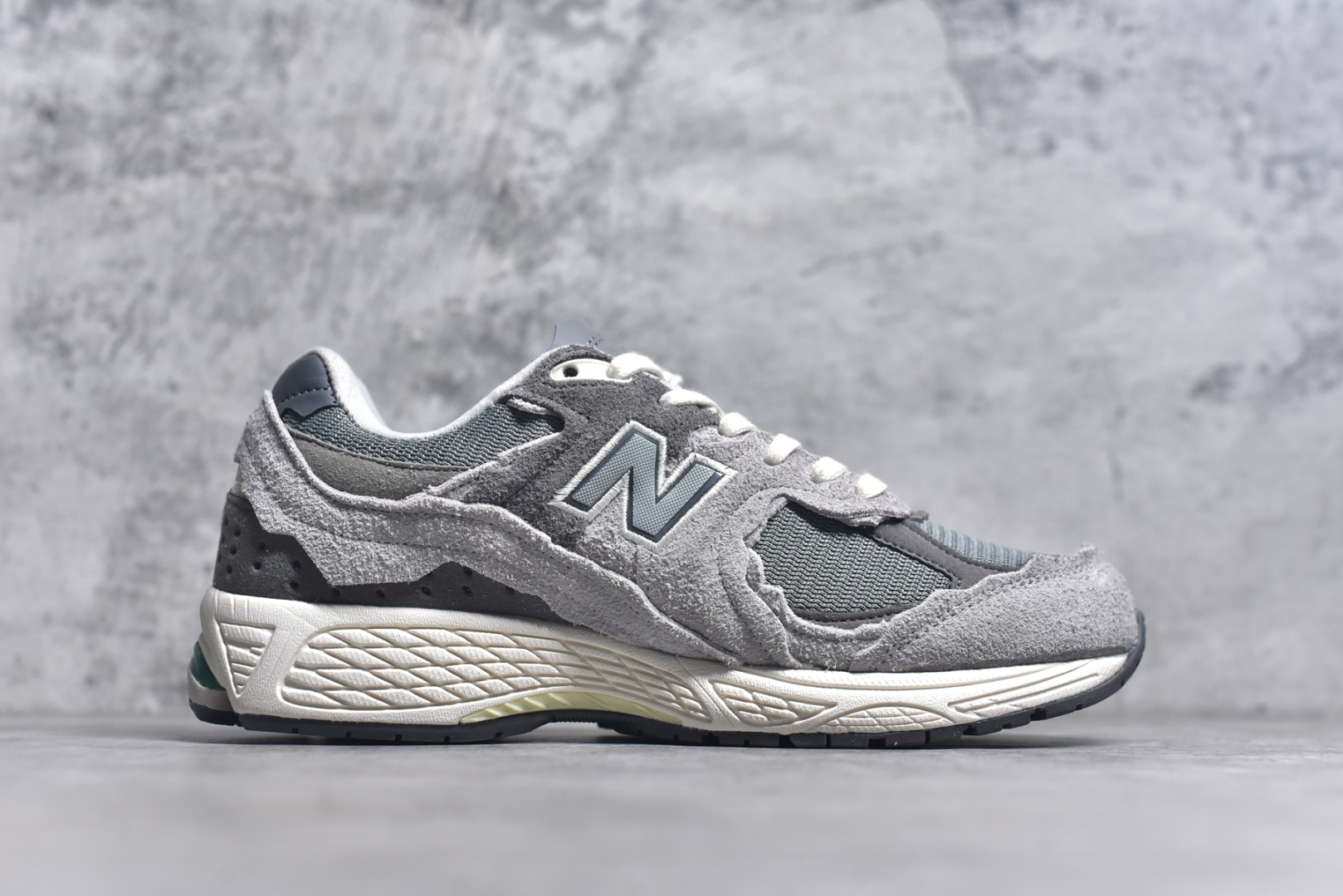 图片[3]-#New Balance NB2002系列 男女休闲慢跑鞋 必备的时髦单品之一 最新出的2002R系列 这款延续了经典科技 升级版N-ERGY缓震物料机能与材质上脚太舒适了 鞋面的柔软麂皮搭配尼龙网布 特别透气而且还复古感 不管是搭配牛仔裤还工装裤都是百搭！小红书众多博主上脚推荐！实拍调校N版已经零色差零失真 百分百还原实物色彩所见即所得 不存在货不对板色差等低级问题 选购参考实物拍摄 不混卖不参货 只用心做好货严格选品 承诺混一赔十 尺码：36 36.5 37 37.5 38 38.5 39.5 40 40.5 41.5 42 42.5 43 44 45-选品中心