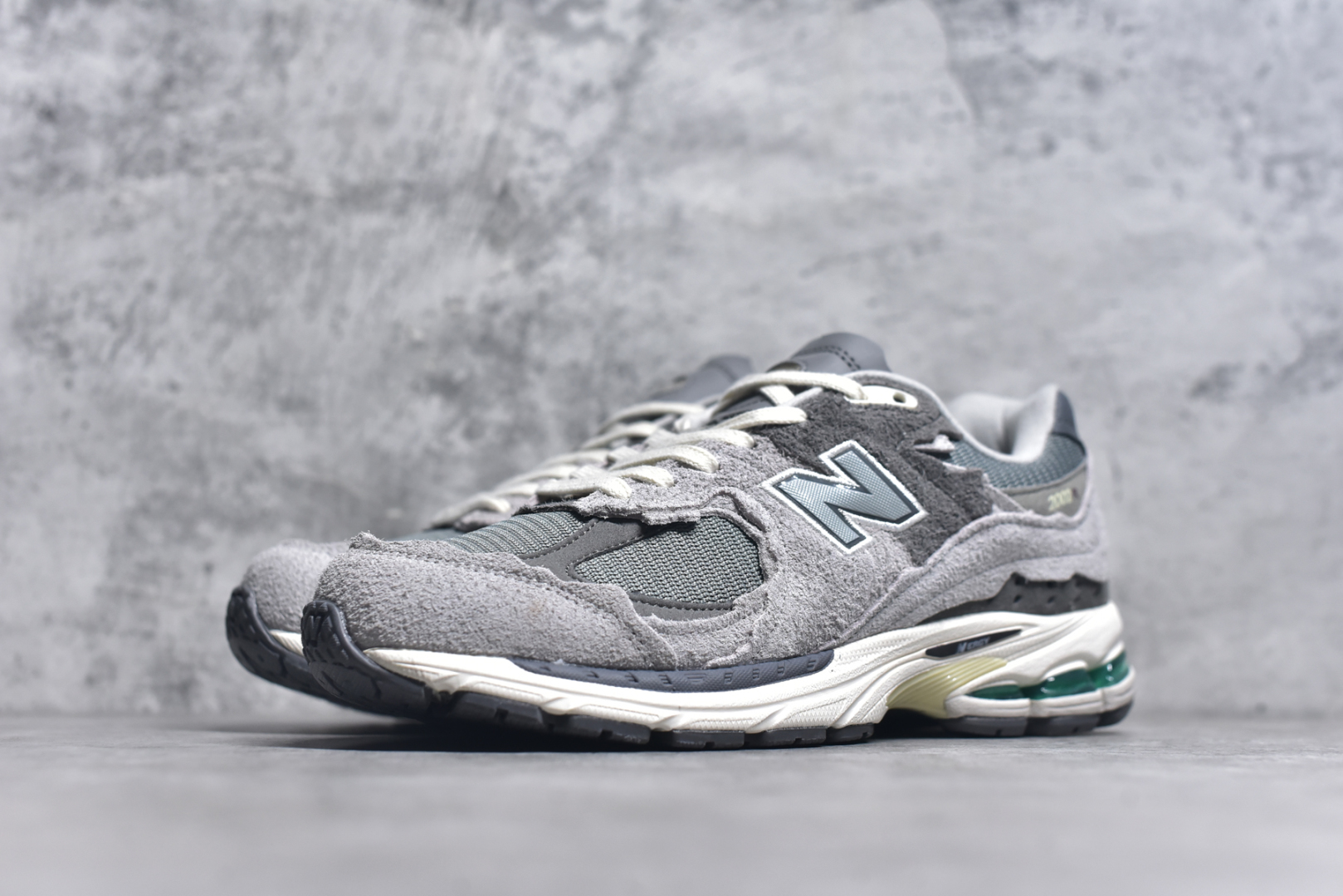 图片[2]-#New Balance NB2002系列 男女休闲慢跑鞋 必备的时髦单品之一 最新出的2002R系列 这款延续了经典科技 升级版N-ERGY缓震物料机能与材质上脚太舒适了 鞋面的柔软麂皮搭配尼龙网布 特别透气而且还复古感 不管是搭配牛仔裤还工装裤都是百搭！小红书众多博主上脚推荐！实拍调校N版已经零色差零失真 百分百还原实物色彩所见即所得 不存在货不对板色差等低级问题 选购参考实物拍摄 不混卖不参货 只用心做好货严格选品 承诺混一赔十 尺码：36 36.5 37 37.5 38 38.5 39.5 40 40.5 41.5 42 42.5 43 44 45-选品中心
