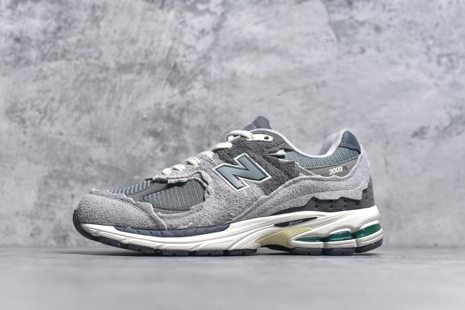#New Balance NB2002系列 男女休闲慢跑鞋 必备的时髦单品之一 最新出的2002R系列 这款延续了经典科技 升级版N-ERGY缓震物料机能与材质上脚太舒适了 鞋面的柔软麂皮搭配尼龙网布 特别透气而且还复古感 不管是搭配牛仔裤还工装裤都是百搭！小红书众多博主上脚推荐！实拍调校N版已经零色差零失真 百分百还原实物色彩所见即所得 不存在货不对板色差等低级问题 选购参考实物拍摄 不混卖不参货 只用心做好货严格选品 承诺混一赔十 尺码：36 36.5 37 37.5 38 38.5 39.5 40 40.5 41.5 42 42.5 43 44 45-选品中心