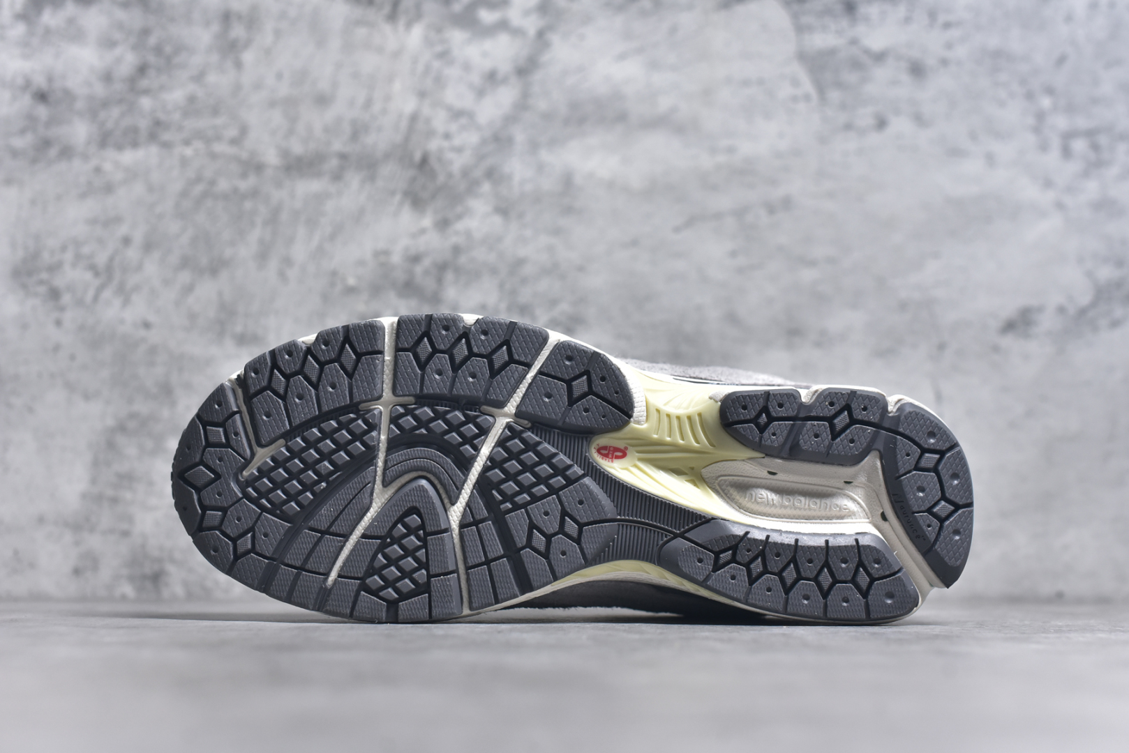 图片[6]-#New Balance NB2002系列 男女休闲慢跑鞋 必备的时髦单品之一 最新出的2002R系列 这款延续了经典科技 升级版N-ERGY缓震物料机能与材质上脚太舒适了 鞋面的柔软麂皮搭配尼龙网布 特别透气而且还复古感 不管是搭配牛仔裤还工装裤都是百搭！小红书众多博主上脚推荐！实拍调校N版已经零色差零失真 百分百还原实物色彩所见即所得 不存在货不对板色差等低级问题 选购参考实物拍摄 不混卖不参货 只用心做好货严格选品 承诺混一赔十 尺码：36 36.5 37 37.5 38 38.5 39.5 40 40.5 41.5 42 42.5 43 44 45-选品中心