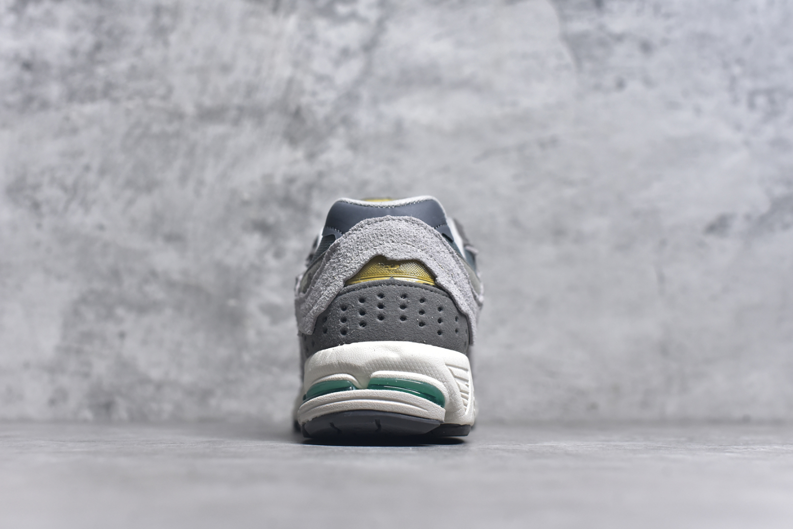 图片[5]-#New Balance NB2002系列 男女休闲慢跑鞋 必备的时髦单品之一 最新出的2002R系列 这款延续了经典科技 升级版N-ERGY缓震物料机能与材质上脚太舒适了 鞋面的柔软麂皮搭配尼龙网布 特别透气而且还复古感 不管是搭配牛仔裤还工装裤都是百搭！小红书众多博主上脚推荐！实拍调校N版已经零色差零失真 百分百还原实物色彩所见即所得 不存在货不对板色差等低级问题 选购参考实物拍摄 不混卖不参货 只用心做好货严格选品 承诺混一赔十 尺码：36 36.5 37 37.5 38 38.5 39.5 40 40.5 41.5 42 42.5 43 44 45-选品中心