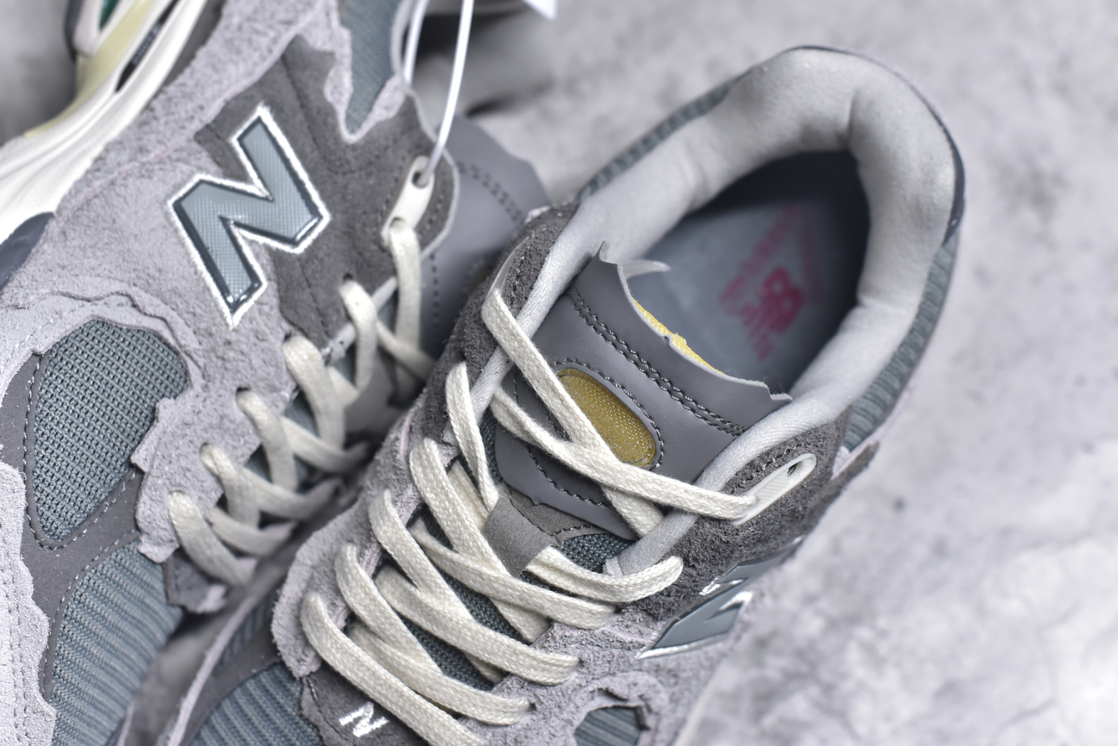 图片[9]-#New Balance NB2002系列 男女休闲慢跑鞋 必备的时髦单品之一 最新出的2002R系列 这款延续了经典科技 升级版N-ERGY缓震物料机能与材质上脚太舒适了 鞋面的柔软麂皮搭配尼龙网布 特别透气而且还复古感 不管是搭配牛仔裤还工装裤都是百搭！小红书众多博主上脚推荐！实拍调校N版已经零色差零失真 百分百还原实物色彩所见即所得 不存在货不对板色差等低级问题 选购参考实物拍摄 不混卖不参货 只用心做好货严格选品 承诺混一赔十 尺码：36 36.5 37 37.5 38 38.5 39.5 40 40.5 41.5 42 42.5 43 44 45-选品中心