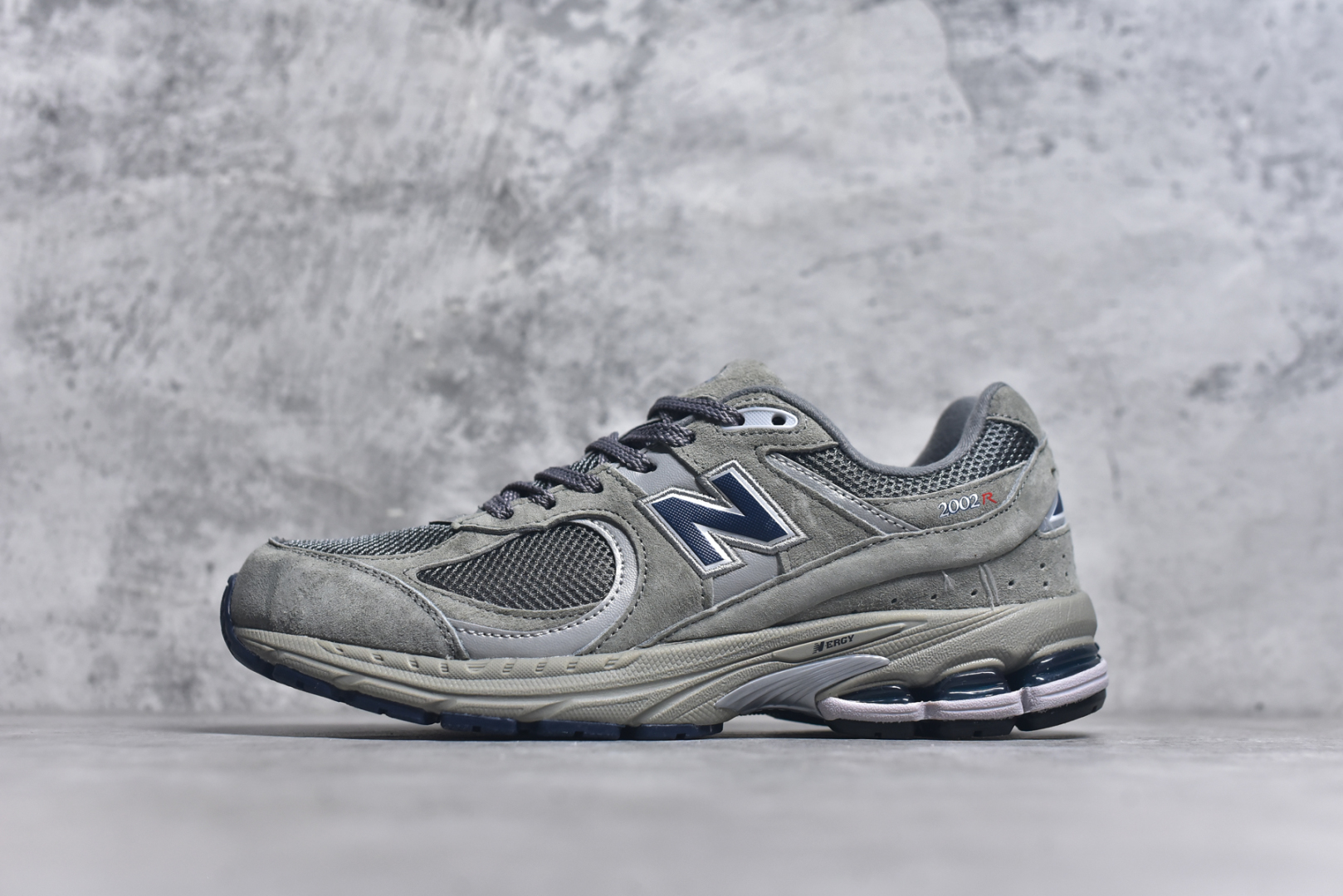 #New Balance NB2002系列 男女休闲慢跑鞋 必备的时髦单品之一 最新出的2002R系列 这款延续了经典科技 升级版N-ERGY缓震物料机能与材质上脚太舒适了 鞋面的柔软麂皮搭配尼龙网布 特别透气而且还复古感 不管是搭配牛仔裤还工装裤都是百搭！小红书众多博主上脚推荐！实拍调校N版已经零色差零失真 百分百还原实物色彩所见即所得 不存在货不对板色差等低级问题 选购参考实物拍摄 不混卖不参货 只用心做好货严格选品 承诺混一赔十 尺码：36 36.5 37 37.5 38 38.5 39.5 40 40.5 41.5 42 42.5 43 44 45-选品中心