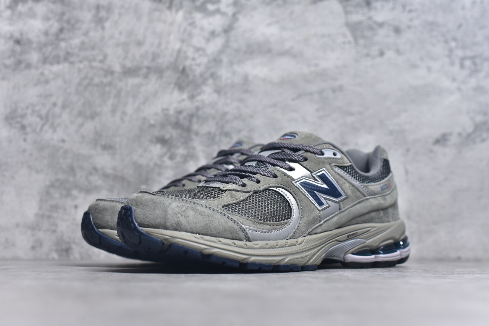 图片[2]-#New Balance NB2002系列 男女休闲慢跑鞋 必备的时髦单品之一 最新出的2002R系列 这款延续了经典科技 升级版N-ERGY缓震物料机能与材质上脚太舒适了 鞋面的柔软麂皮搭配尼龙网布 特别透气而且还复古感 不管是搭配牛仔裤还工装裤都是百搭！小红书众多博主上脚推荐！实拍调校N版已经零色差零失真 百分百还原实物色彩所见即所得 不存在货不对板色差等低级问题 选购参考实物拍摄 不混卖不参货 只用心做好货严格选品 承诺混一赔十 尺码：36 36.5 37 37.5 38 38.5 39.5 40 40.5 41.5 42 42.5 43 44 45-选品中心