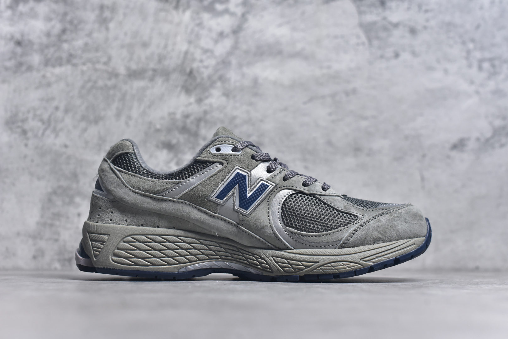 图片[3]-#New Balance NB2002系列 男女休闲慢跑鞋 必备的时髦单品之一 最新出的2002R系列 这款延续了经典科技 升级版N-ERGY缓震物料机能与材质上脚太舒适了 鞋面的柔软麂皮搭配尼龙网布 特别透气而且还复古感 不管是搭配牛仔裤还工装裤都是百搭！小红书众多博主上脚推荐！实拍调校N版已经零色差零失真 百分百还原实物色彩所见即所得 不存在货不对板色差等低级问题 选购参考实物拍摄 不混卖不参货 只用心做好货严格选品 承诺混一赔十 尺码：36 36.5 37 37.5 38 38.5 39.5 40 40.5 41.5 42 42.5 43 44 45-选品中心