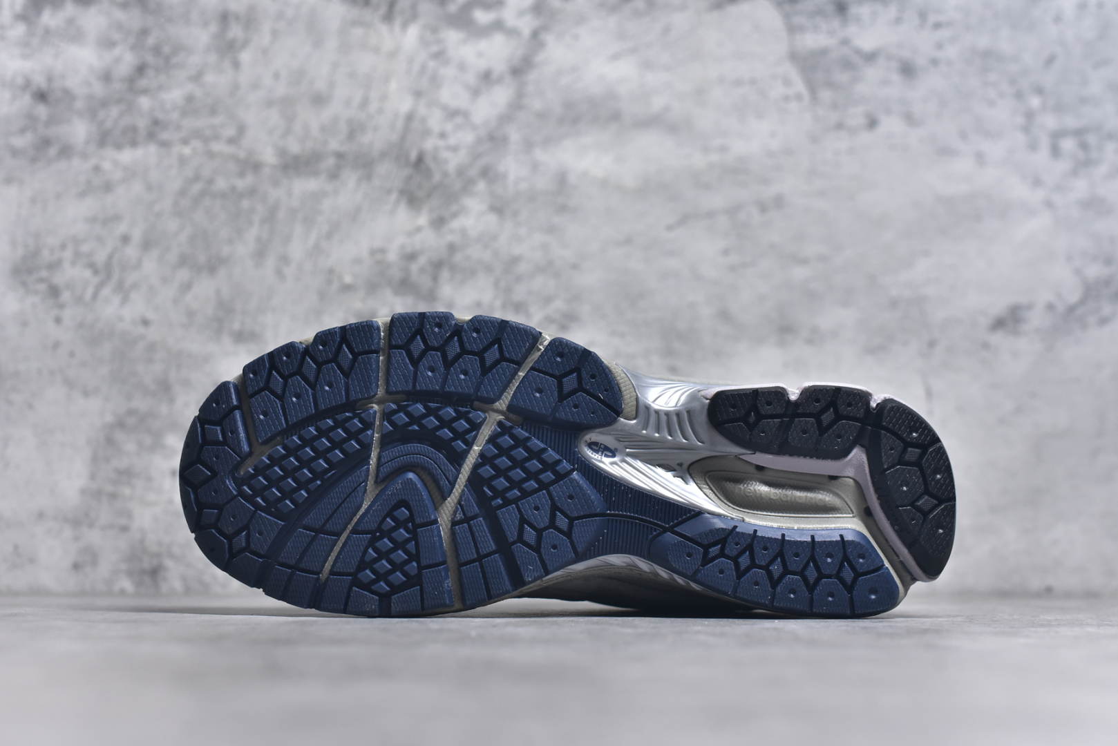 图片[6]-#New Balance NB2002系列 男女休闲慢跑鞋 必备的时髦单品之一 最新出的2002R系列 这款延续了经典科技 升级版N-ERGY缓震物料机能与材质上脚太舒适了 鞋面的柔软麂皮搭配尼龙网布 特别透气而且还复古感 不管是搭配牛仔裤还工装裤都是百搭！小红书众多博主上脚推荐！实拍调校N版已经零色差零失真 百分百还原实物色彩所见即所得 不存在货不对板色差等低级问题 选购参考实物拍摄 不混卖不参货 只用心做好货严格选品 承诺混一赔十 尺码：36 36.5 37 37.5 38 38.5 39.5 40 40.5 41.5 42 42.5 43 44 45-选品中心