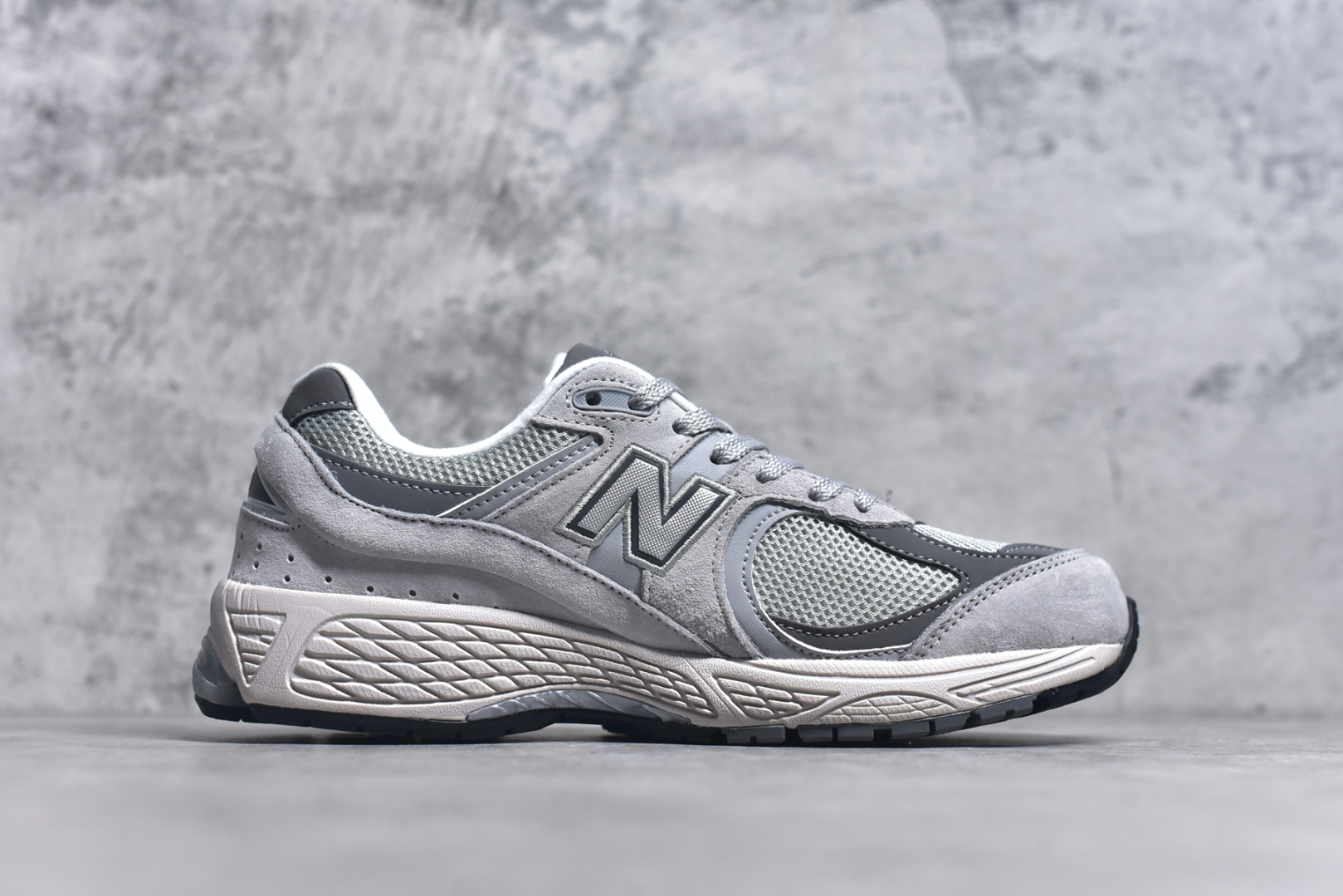 图片[3]-#New Balance NB2002系列 男女休闲慢跑鞋 必备的时髦单品之一 最新出的2002R系列 这款延续了经典科技 升级版N-ERGY缓震物料机能与材质上脚太舒适了 鞋面的柔软麂皮搭配尼龙网布 特别透气而且还复古感 不管是搭配牛仔裤还工装裤都是百搭！小红书众多博主上脚推荐！实拍调校N版已经零色差零失真 百分百还原实物色彩所见即所得 不存在货不对板色差等低级问题 选购参考实物拍摄 不混卖不参货 只用心做好货严格选品 承诺混一赔十 尺码：36 36.5 37 37.5 38 38.5 39.5 40 40.5 41.5 42 42.5 43 44 45-选品中心