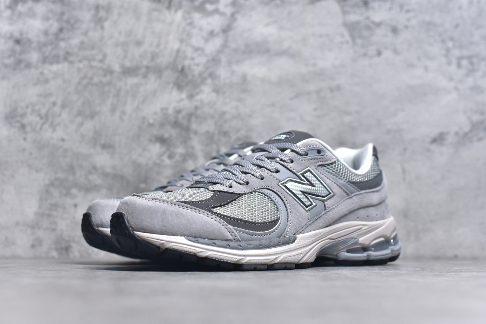 图片[2]-#New Balance NB2002系列 男女休闲慢跑鞋 必备的时髦单品之一 最新出的2002R系列 这款延续了经典科技 升级版N-ERGY缓震物料机能与材质上脚太舒适了 鞋面的柔软麂皮搭配尼龙网布 特别透气而且还复古感 不管是搭配牛仔裤还工装裤都是百搭！小红书众多博主上脚推荐！实拍调校N版已经零色差零失真 百分百还原实物色彩所见即所得 不存在货不对板色差等低级问题 选购参考实物拍摄 不混卖不参货 只用心做好货严格选品 承诺混一赔十 尺码：36 36.5 37 37.5 38 38.5 39.5 40 40.5 41.5 42 42.5 43 44 45-选品中心