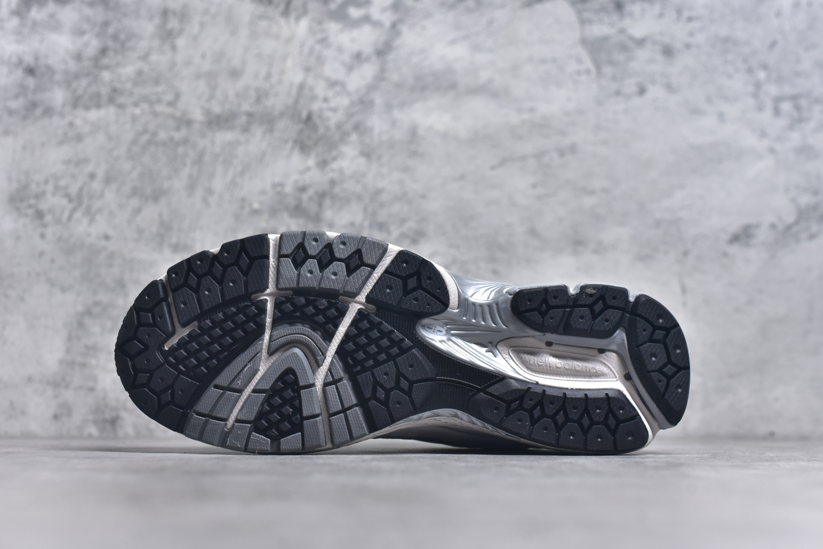 图片[6]-#New Balance NB2002系列 男女休闲慢跑鞋 必备的时髦单品之一 最新出的2002R系列 这款延续了经典科技 升级版N-ERGY缓震物料机能与材质上脚太舒适了 鞋面的柔软麂皮搭配尼龙网布 特别透气而且还复古感 不管是搭配牛仔裤还工装裤都是百搭！小红书众多博主上脚推荐！实拍调校N版已经零色差零失真 百分百还原实物色彩所见即所得 不存在货不对板色差等低级问题 选购参考实物拍摄 不混卖不参货 只用心做好货严格选品 承诺混一赔十 尺码：36 36.5 37 37.5 38 38.5 39.5 40 40.5 41.5 42 42.5 43 44 45-选品中心
