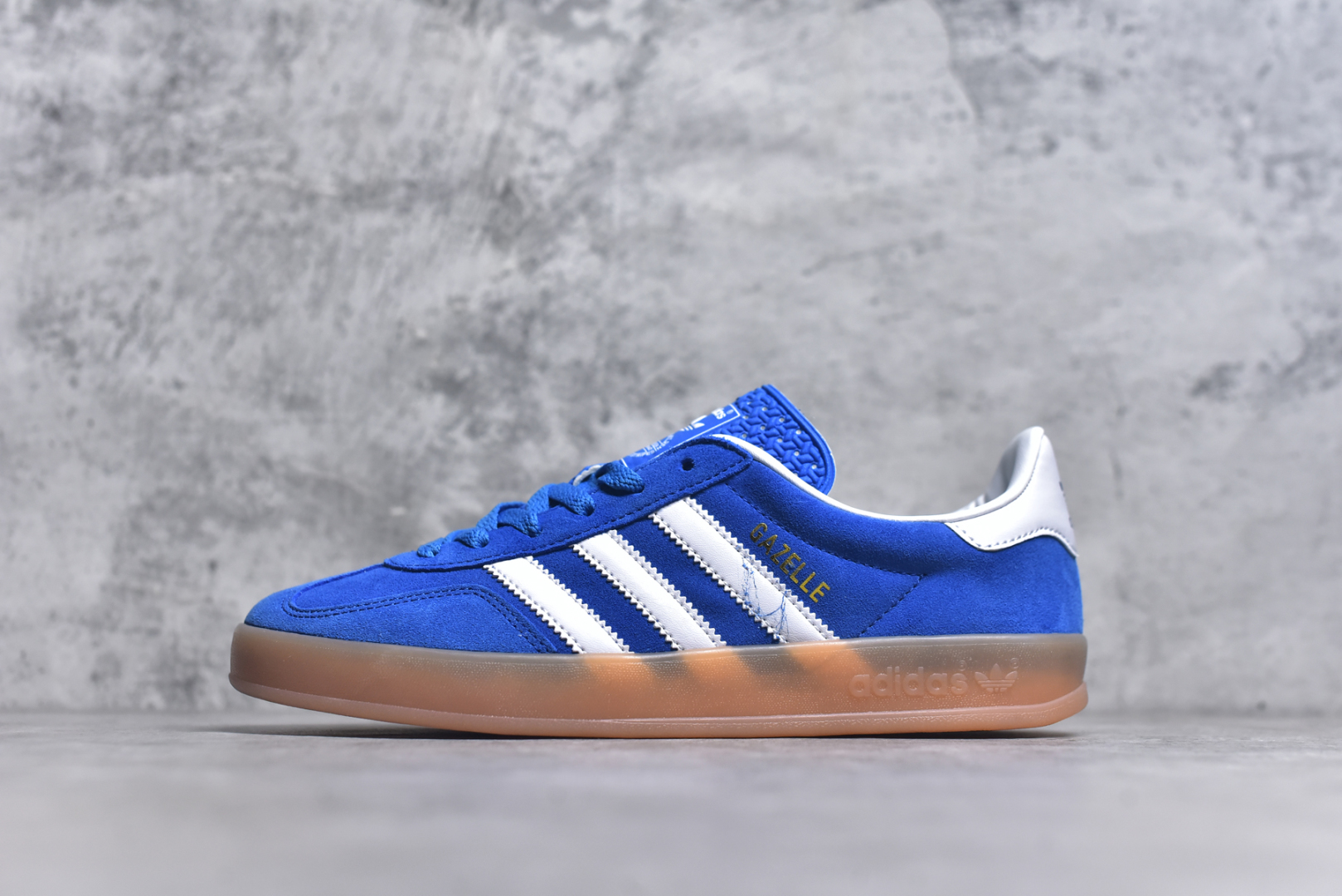 #AD Gazelle Indoor Trainers 羚羊内训系列低帮复古百搭休闲运动德训风板鞋 JI2061 90年代经典的复刻版！自60年代以足球训练鞋面世以来,Gazelle就以其经典设计席卷全球。1991年版本的复刻,再造经典Gazelle。采用皮革打造,搭配浊色细节,让这款经典更加简约。尺码：35.5-45-选品中心
