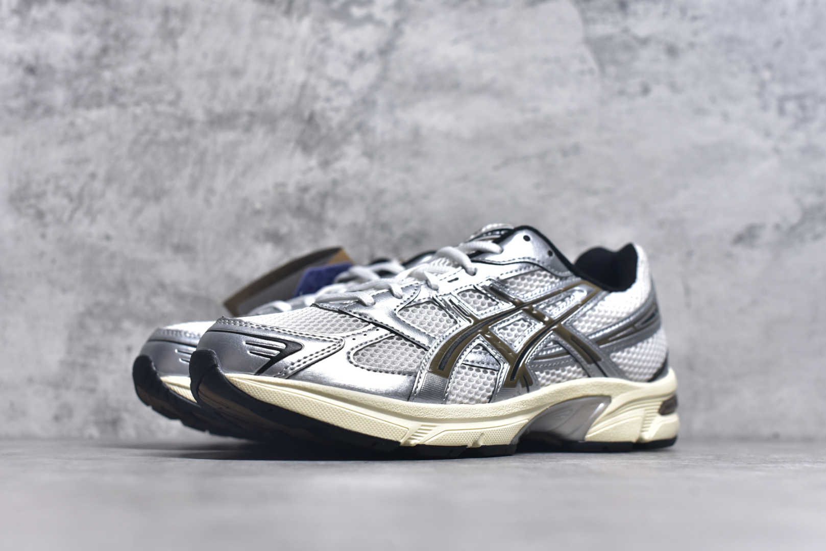 图片[2]-#Asics Gel-1130 亚瑟士系列低帮复古休闲运动慢跑鞋 整双鞋在鞋面部分选用网眼布与皮革相互连接，在鞋面银色金属质感的线条中，ASICS 品牌标志性的虎爪 Logo 出现在鞋身侧面，既展现出复古美感，又加深了整双鞋的层次感。搭载着 Ortholite 鞋垫，之后再辅以 GEL 缓震胶中底和耐磨大底，在提升上脚舒适性的同时，在缓震脚感以及耐磨抓地力方面也能满足日常运动需求。尺码：36 37 37.5 38 39.5 40 40.5 41.5 42 42.5 43.5 44 45-选品中心