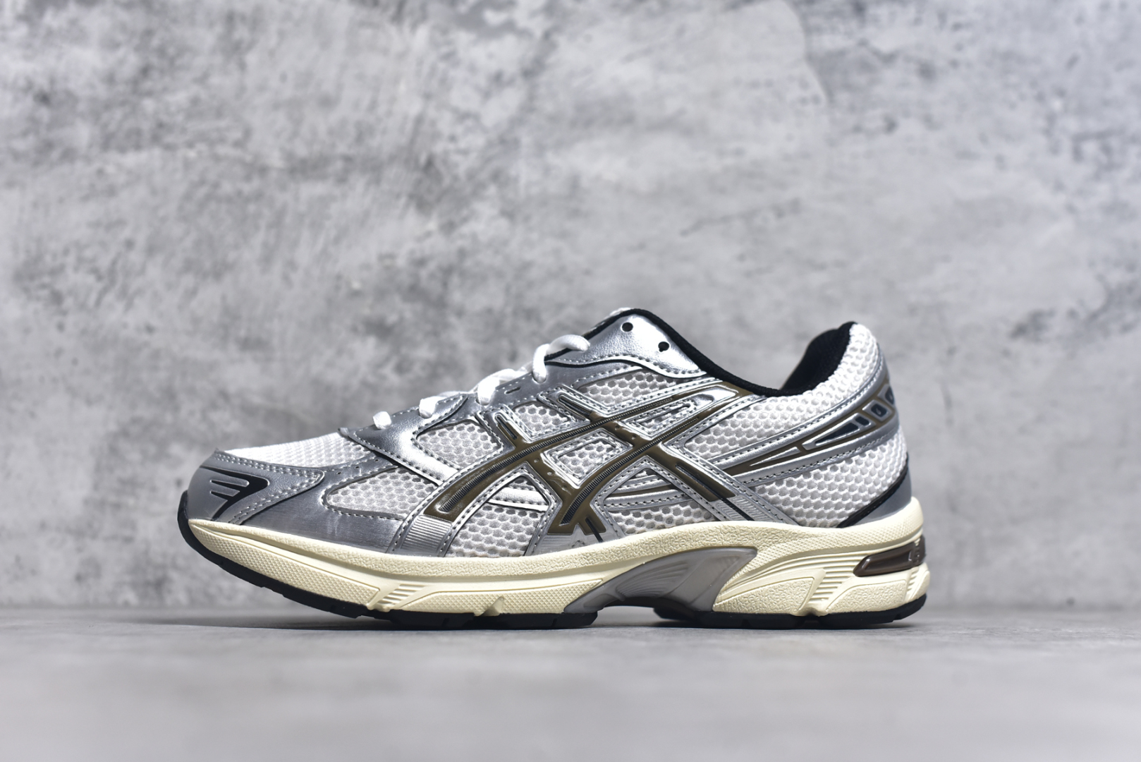 #Asics Gel-1130 亚瑟士系列低帮复古休闲运动慢跑鞋 整双鞋在鞋面部分选用网眼布与皮革相互连接，在鞋面银色金属质感的线条中，ASICS 品牌标志性的虎爪 Logo 出现在鞋身侧面，既展现出复古美感，又加深了整双鞋的层次感。搭载着 Ortholite 鞋垫，之后再辅以 GEL 缓震胶中底和耐磨大底，在提升上脚舒适性的同时，在缓震脚感以及耐磨抓地力方面也能满足日常运动需求。尺码：36 37 37.5 38 39.5 40 40.5 41.5 42 42.5 43.5 44 45-选品中心