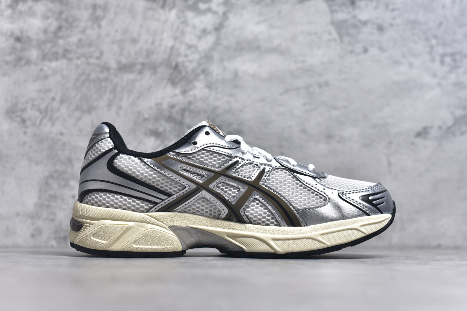 图片[3]-#Asics Gel-1130 亚瑟士系列低帮复古休闲运动慢跑鞋 整双鞋在鞋面部分选用网眼布与皮革相互连接，在鞋面银色金属质感的线条中，ASICS 品牌标志性的虎爪 Logo 出现在鞋身侧面，既展现出复古美感，又加深了整双鞋的层次感。搭载着 Ortholite 鞋垫，之后再辅以 GEL 缓震胶中底和耐磨大底，在提升上脚舒适性的同时，在缓震脚感以及耐磨抓地力方面也能满足日常运动需求。尺码：36 37 37.5 38 39.5 40 40.5 41.5 42 42.5 43.5 44 45-选品中心