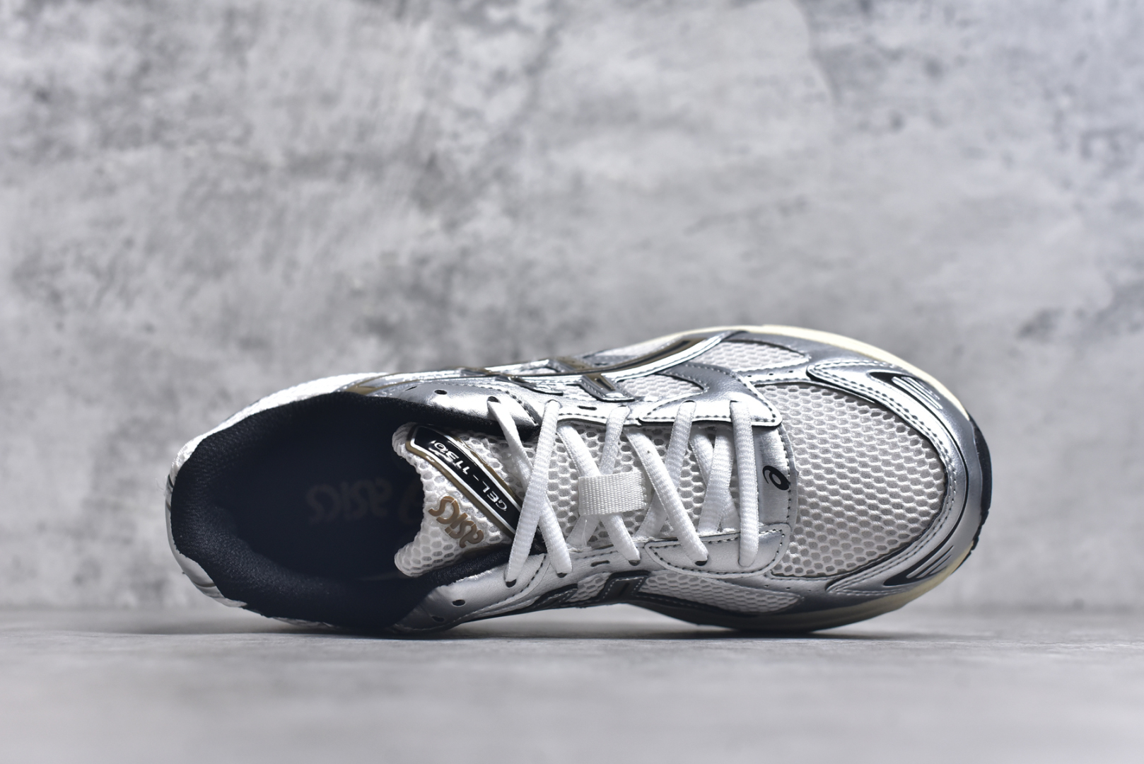 图片[4]-#Asics Gel-1130 亚瑟士系列低帮复古休闲运动慢跑鞋 整双鞋在鞋面部分选用网眼布与皮革相互连接，在鞋面银色金属质感的线条中，ASICS 品牌标志性的虎爪 Logo 出现在鞋身侧面，既展现出复古美感，又加深了整双鞋的层次感。搭载着 Ortholite 鞋垫，之后再辅以 GEL 缓震胶中底和耐磨大底，在提升上脚舒适性的同时，在缓震脚感以及耐磨抓地力方面也能满足日常运动需求。尺码：36 37 37.5 38 39.5 40 40.5 41.5 42 42.5 43.5 44 45-选品中心