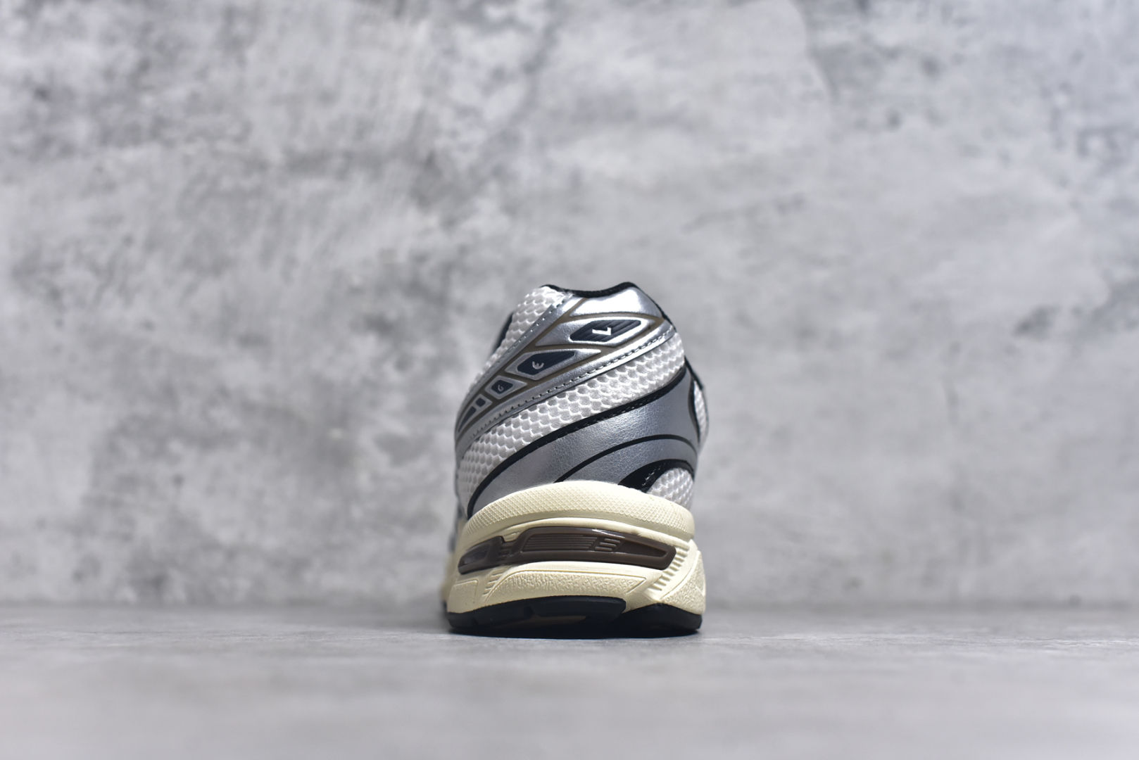 图片[5]-#Asics Gel-1130 亚瑟士系列低帮复古休闲运动慢跑鞋 整双鞋在鞋面部分选用网眼布与皮革相互连接，在鞋面银色金属质感的线条中，ASICS 品牌标志性的虎爪 Logo 出现在鞋身侧面，既展现出复古美感，又加深了整双鞋的层次感。搭载着 Ortholite 鞋垫，之后再辅以 GEL 缓震胶中底和耐磨大底，在提升上脚舒适性的同时，在缓震脚感以及耐磨抓地力方面也能满足日常运动需求。尺码：36 37 37.5 38 39.5 40 40.5 41.5 42 42.5 43.5 44 45-选品中心