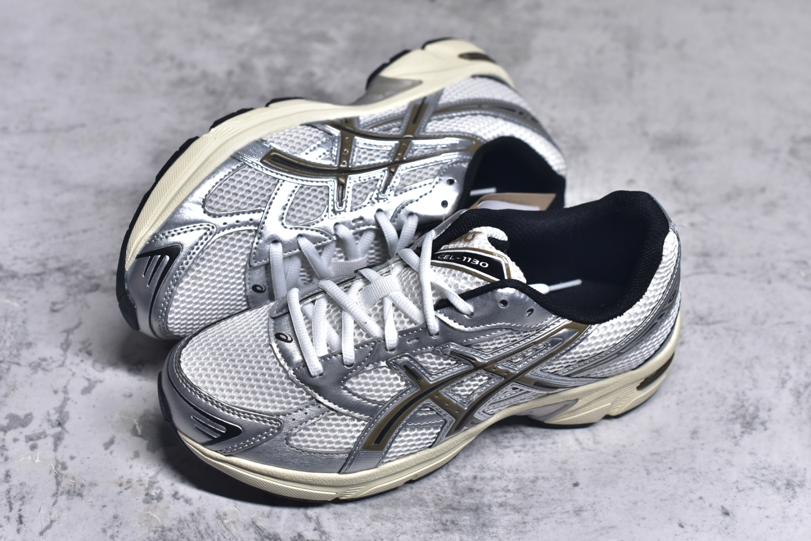 图片[7]-#Asics Gel-1130 亚瑟士系列低帮复古休闲运动慢跑鞋 整双鞋在鞋面部分选用网眼布与皮革相互连接，在鞋面银色金属质感的线条中，ASICS 品牌标志性的虎爪 Logo 出现在鞋身侧面，既展现出复古美感，又加深了整双鞋的层次感。搭载着 Ortholite 鞋垫，之后再辅以 GEL 缓震胶中底和耐磨大底，在提升上脚舒适性的同时，在缓震脚感以及耐磨抓地力方面也能满足日常运动需求。尺码：36 37 37.5 38 39.5 40 40.5 41.5 42 42.5 43.5 44 45-选品中心