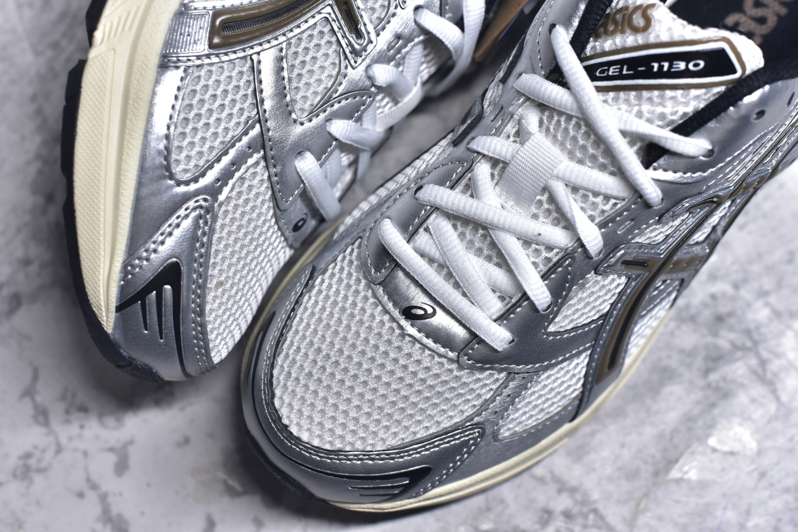 图片[8]-#Asics Gel-1130 亚瑟士系列低帮复古休闲运动慢跑鞋 整双鞋在鞋面部分选用网眼布与皮革相互连接，在鞋面银色金属质感的线条中，ASICS 品牌标志性的虎爪 Logo 出现在鞋身侧面，既展现出复古美感，又加深了整双鞋的层次感。搭载着 Ortholite 鞋垫，之后再辅以 GEL 缓震胶中底和耐磨大底，在提升上脚舒适性的同时，在缓震脚感以及耐磨抓地力方面也能满足日常运动需求。尺码：36 37 37.5 38 39.5 40 40.5 41.5 42 42.5 43.5 44 45-选品中心