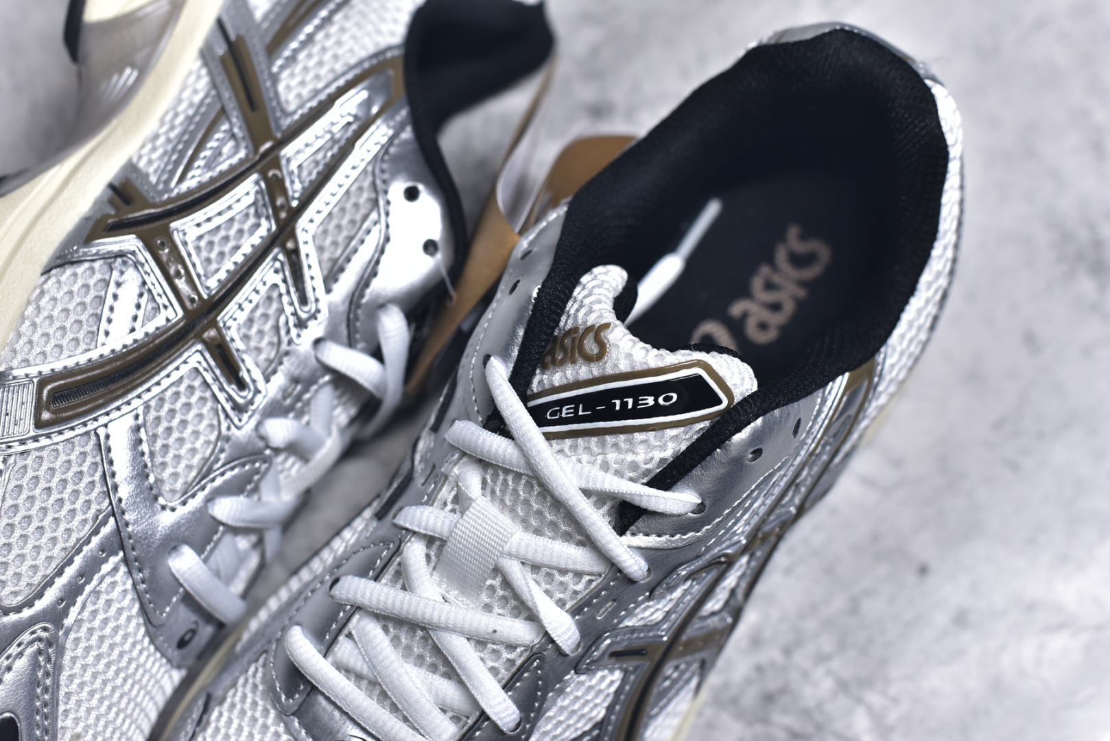 图片[9]-#Asics Gel-1130 亚瑟士系列低帮复古休闲运动慢跑鞋 整双鞋在鞋面部分选用网眼布与皮革相互连接，在鞋面银色金属质感的线条中，ASICS 品牌标志性的虎爪 Logo 出现在鞋身侧面，既展现出复古美感，又加深了整双鞋的层次感。搭载着 Ortholite 鞋垫，之后再辅以 GEL 缓震胶中底和耐磨大底，在提升上脚舒适性的同时，在缓震脚感以及耐磨抓地力方面也能满足日常运动需求。尺码：36 37 37.5 38 39.5 40 40.5 41.5 42 42.5 43.5 44 45-选品中心